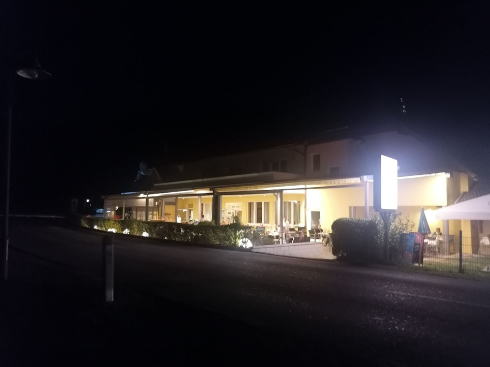 Rundherum ist alles schwarz: Nur im Restaurant Karawankenblick brennt dank Notstrom-Aggregat Licht und kann gekocht werden.