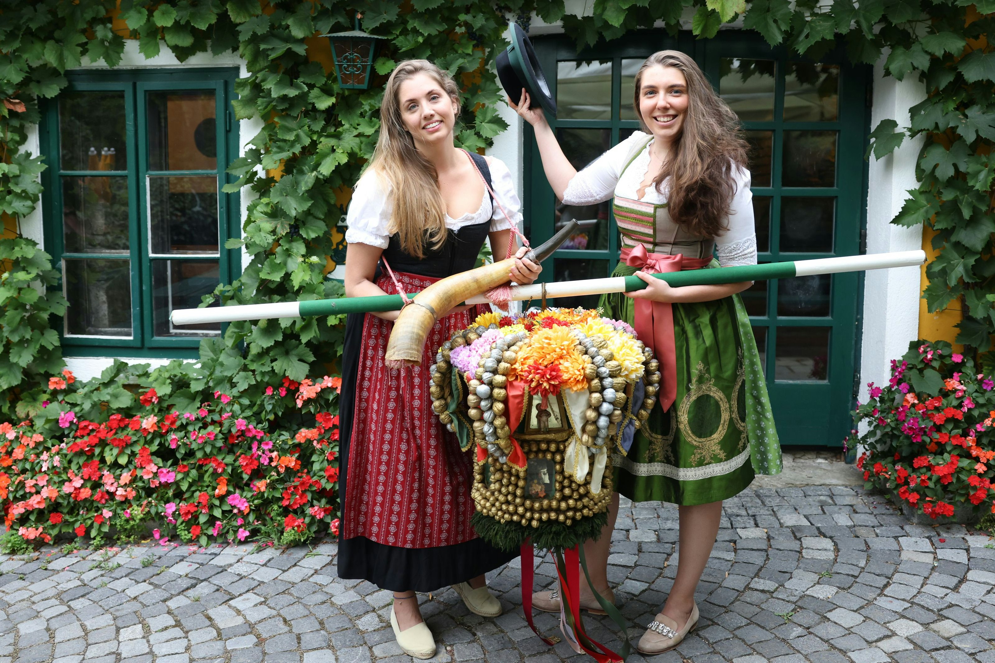 "Hiaterinnen" Sofie Eischer (li.) und Iris-Maria Wolff mit der Hauerkrone.