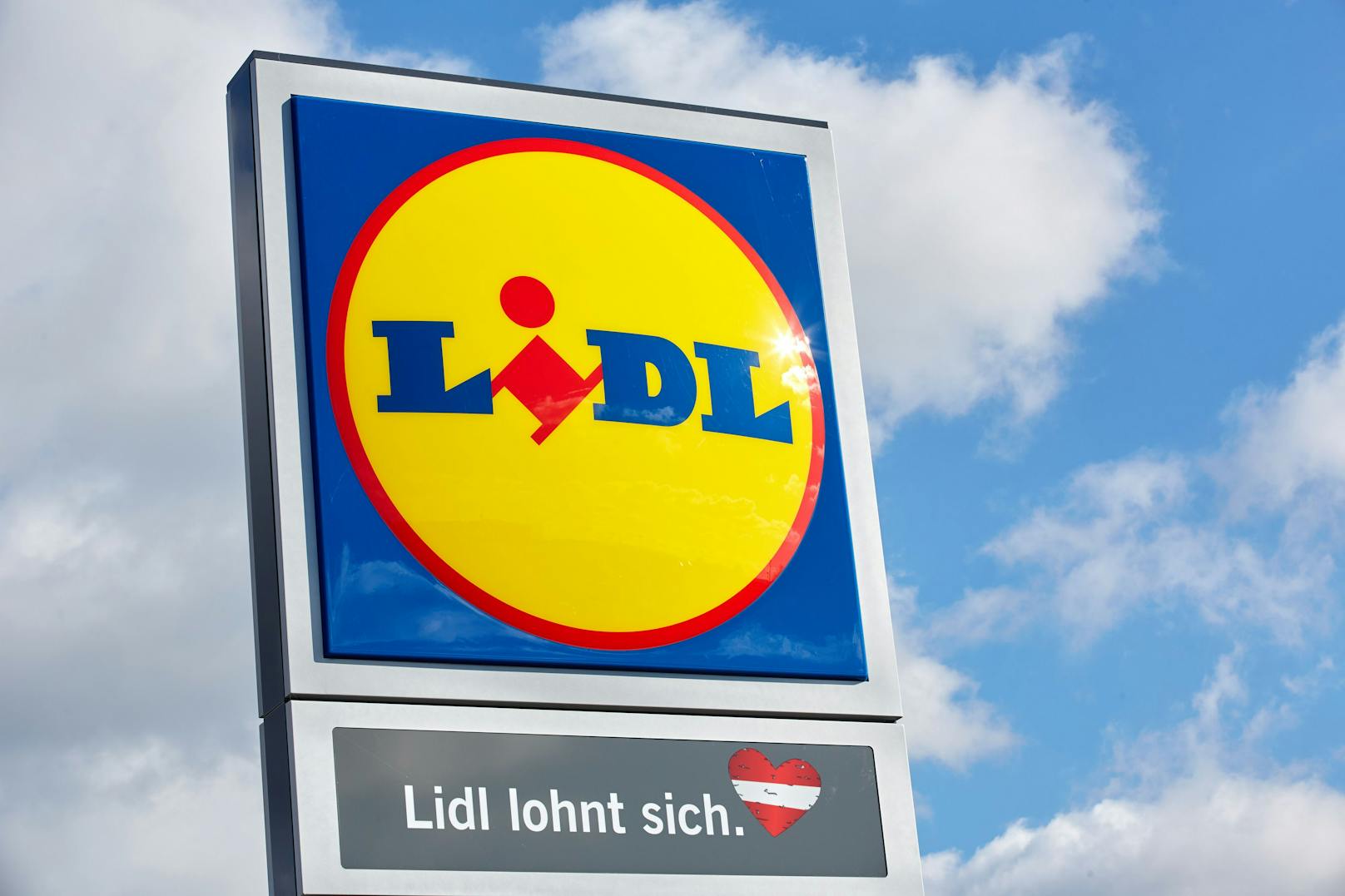 Logo der Supermarktkette Lidl vor einer Filiale in Österreich.