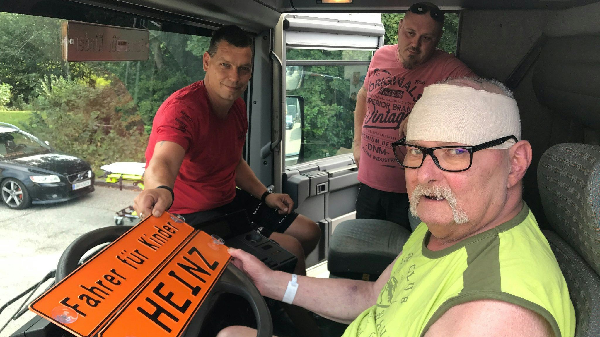 Vom Verein "Fahrer für Kinder" bekam Heinz ein Namensschild.