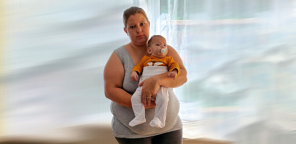 Mama Aline ist verzweifelt: Seit 10 Wochen wartet sie auf das Kinderbetreuungsgeld für Sohn Tobias. Nun ist die 33-Jährige aus finanziellen Gründen gezwungen, wieder arbeiten zu gehen.