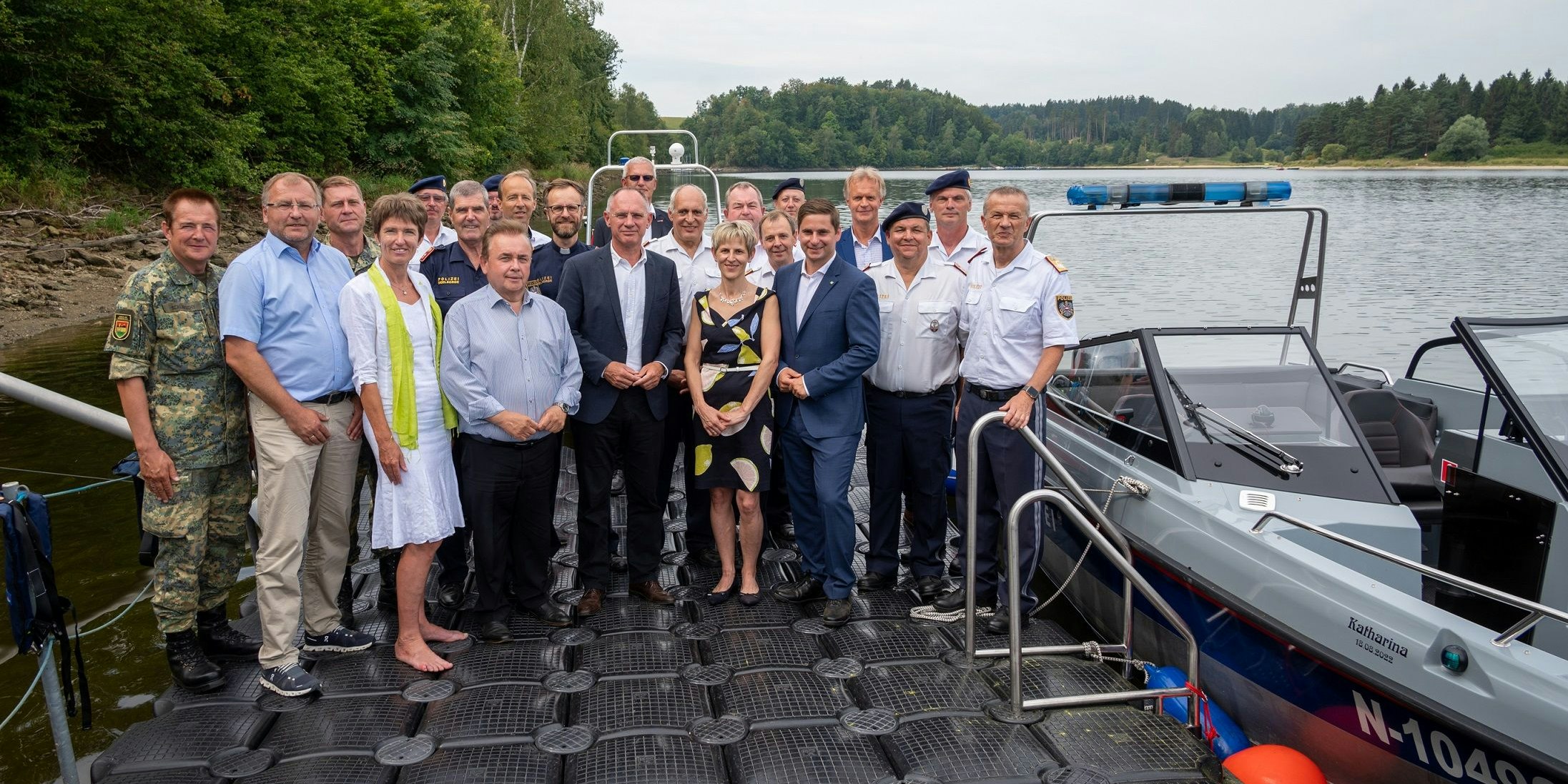 Karner, Popp und zahlreiche Ehrengäste bei der Taufe.
