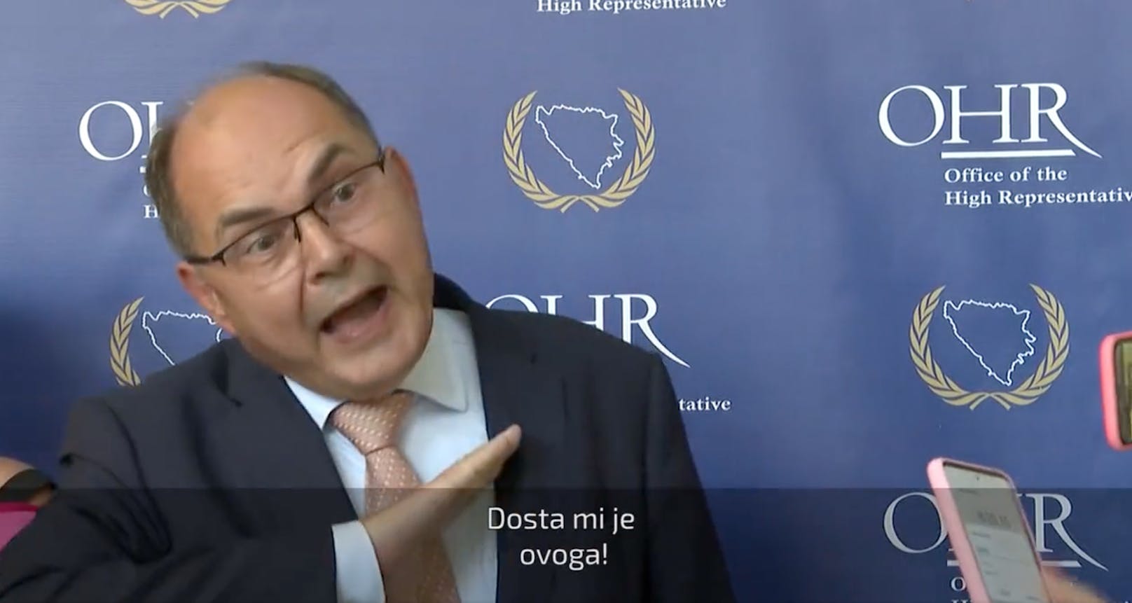 "Es reicht mir! " brüllte der internationale Bosnien-Beauftragte Christian Schmidt bei einer Pressekonferenz vor laufender Kamera.