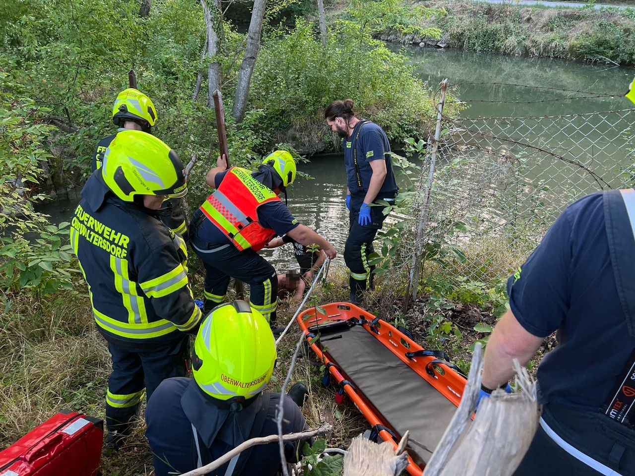 Die Feuerwehr zog den Mann aus dem Schlamm.
