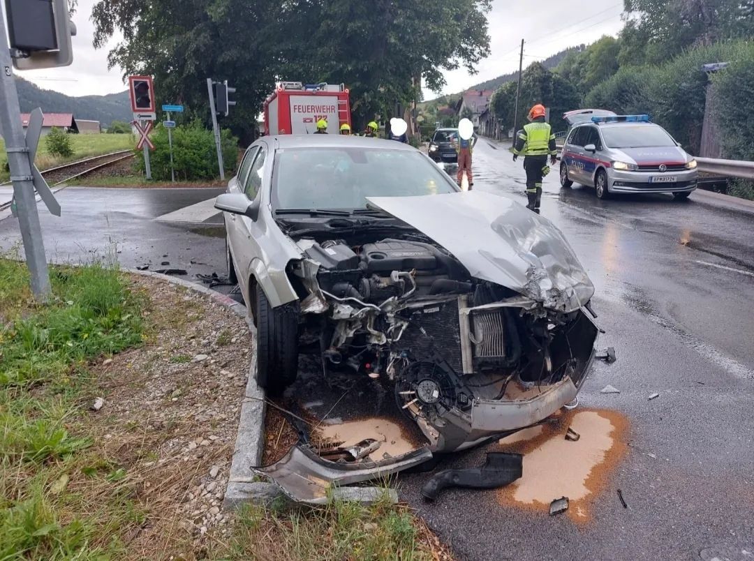 Das Auto wurde beim Unfall schwer beschädigt.