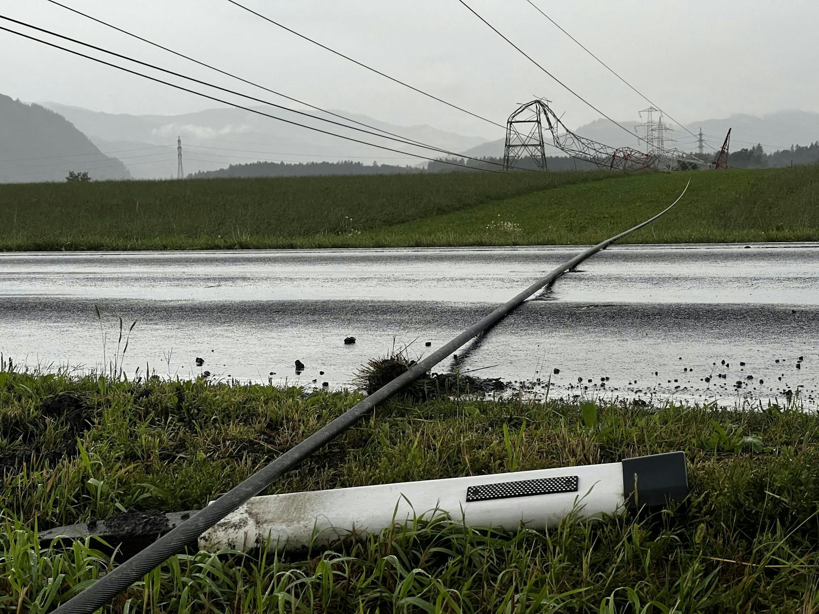 Ein heftiges Unwetter hat in Österreich auch die Stromversorgung in Mitleidenschaft gezogen. 