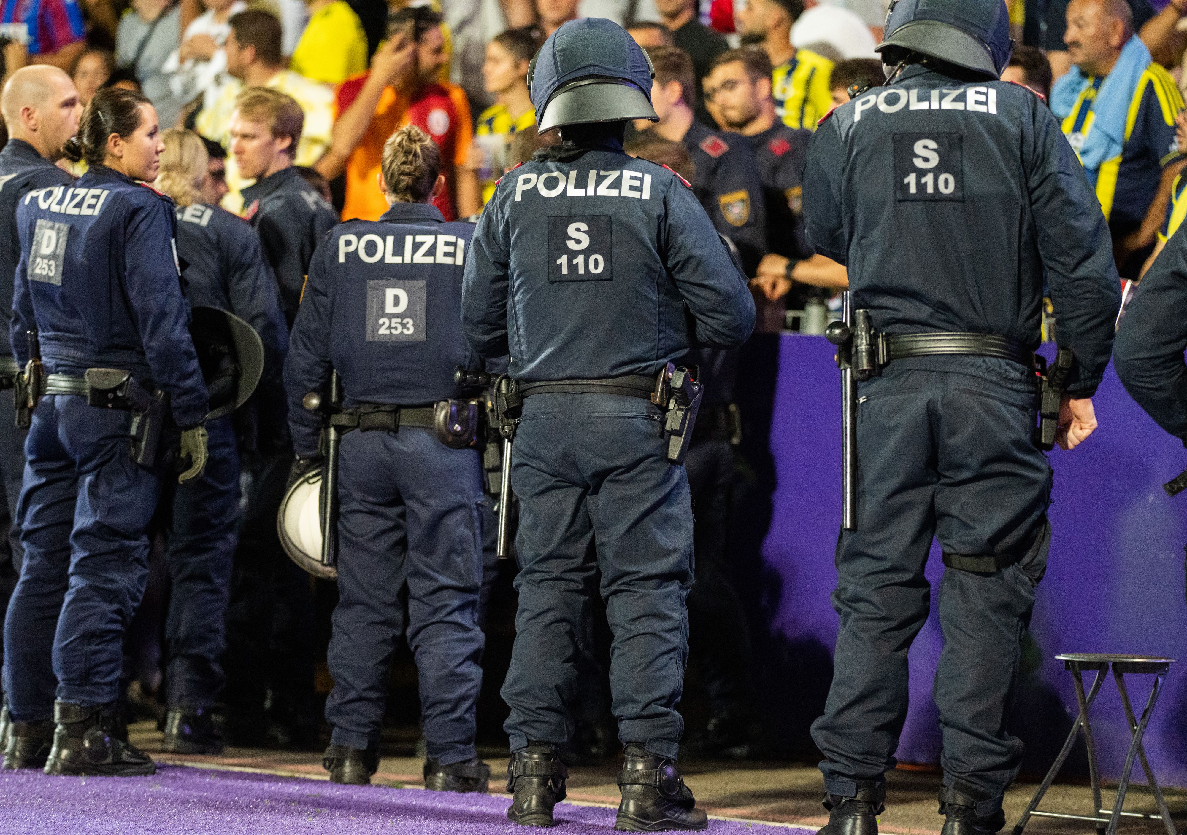 Die Wiener Austria kündigt ein Hausverbot an. 