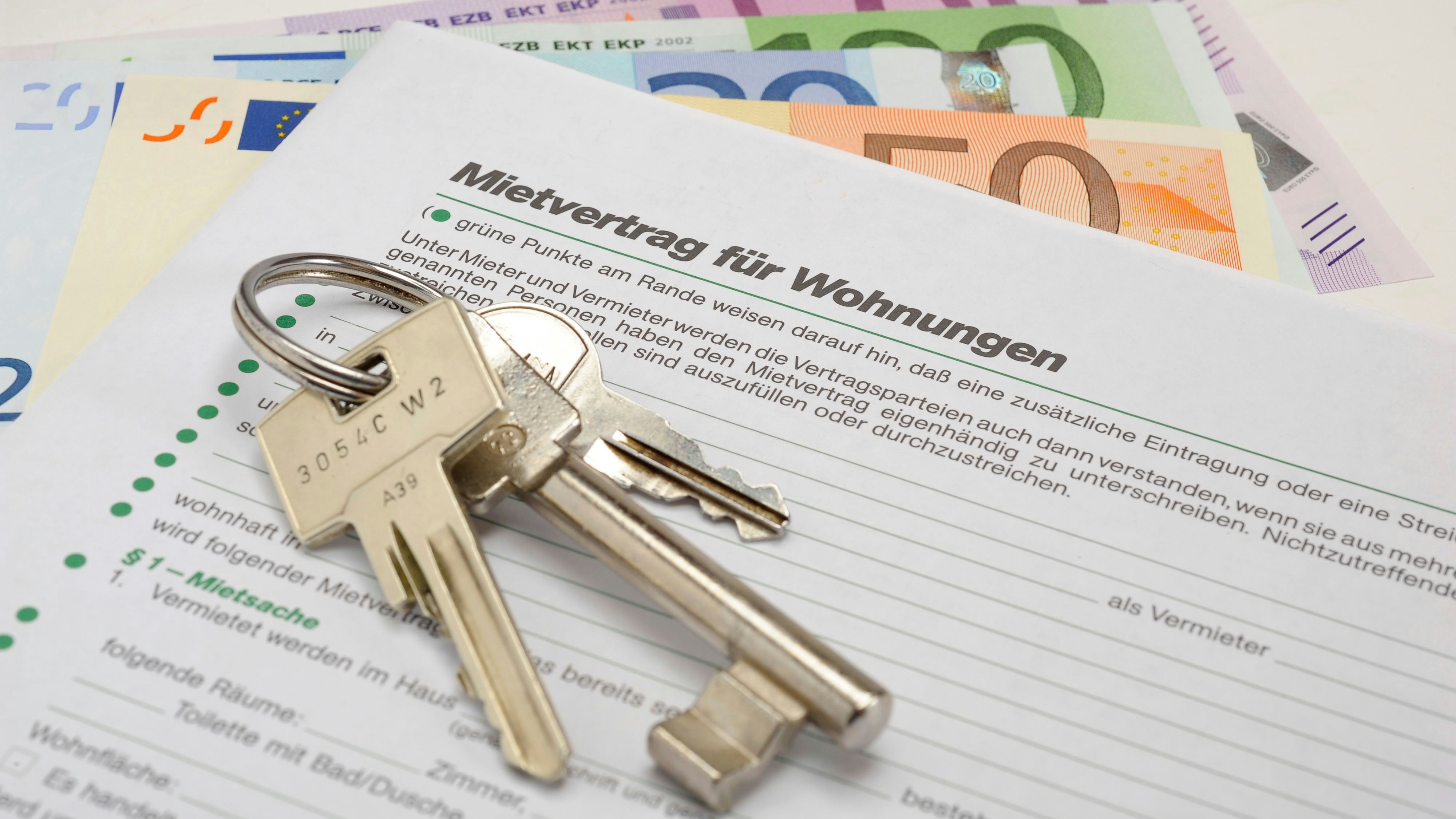 house key and rental contract for apartment - in German language: Mietvertrag für Wohnungen