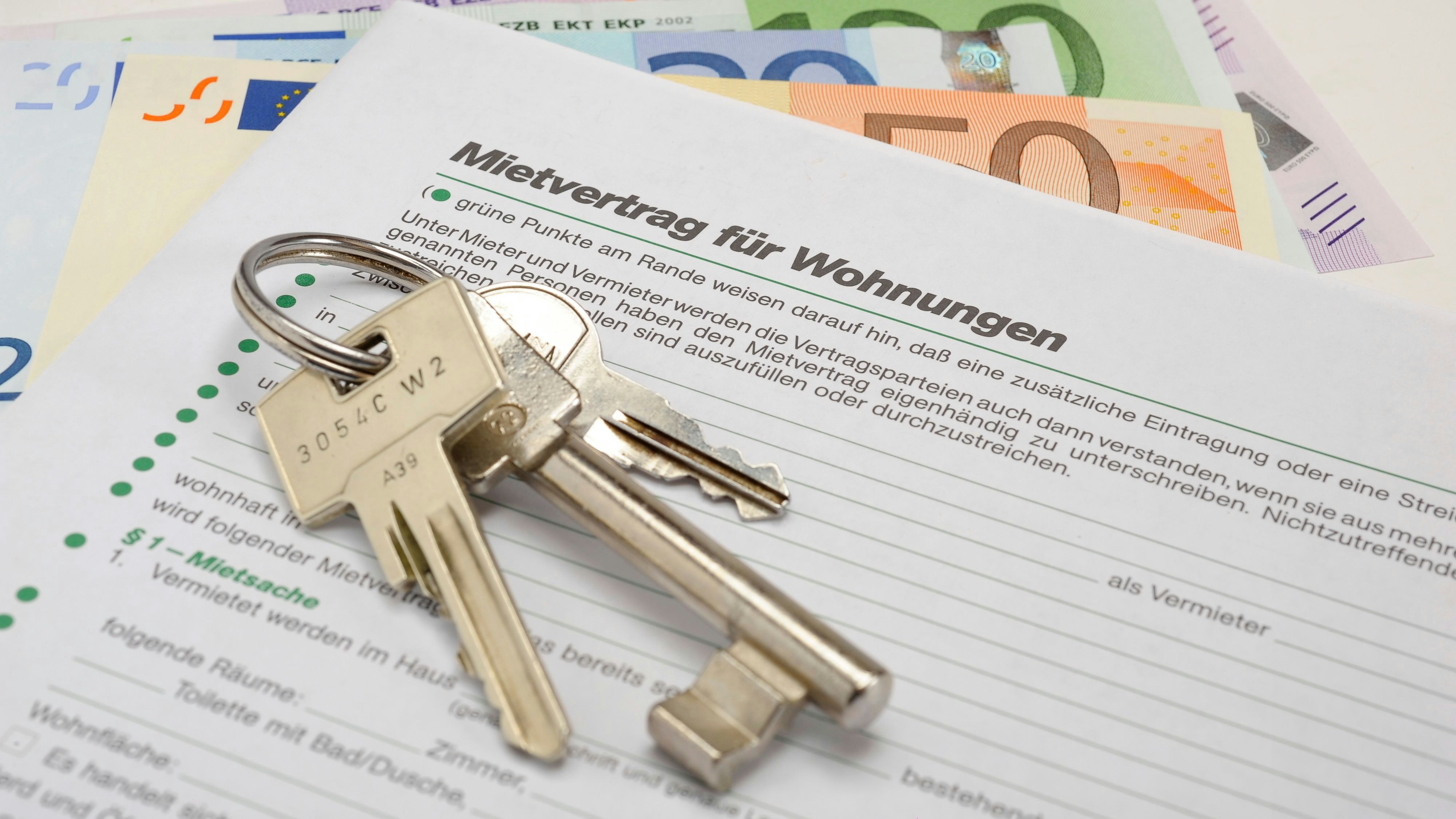 house key and rental contract for apartment - in German language: Mietvertrag für Wohnungen