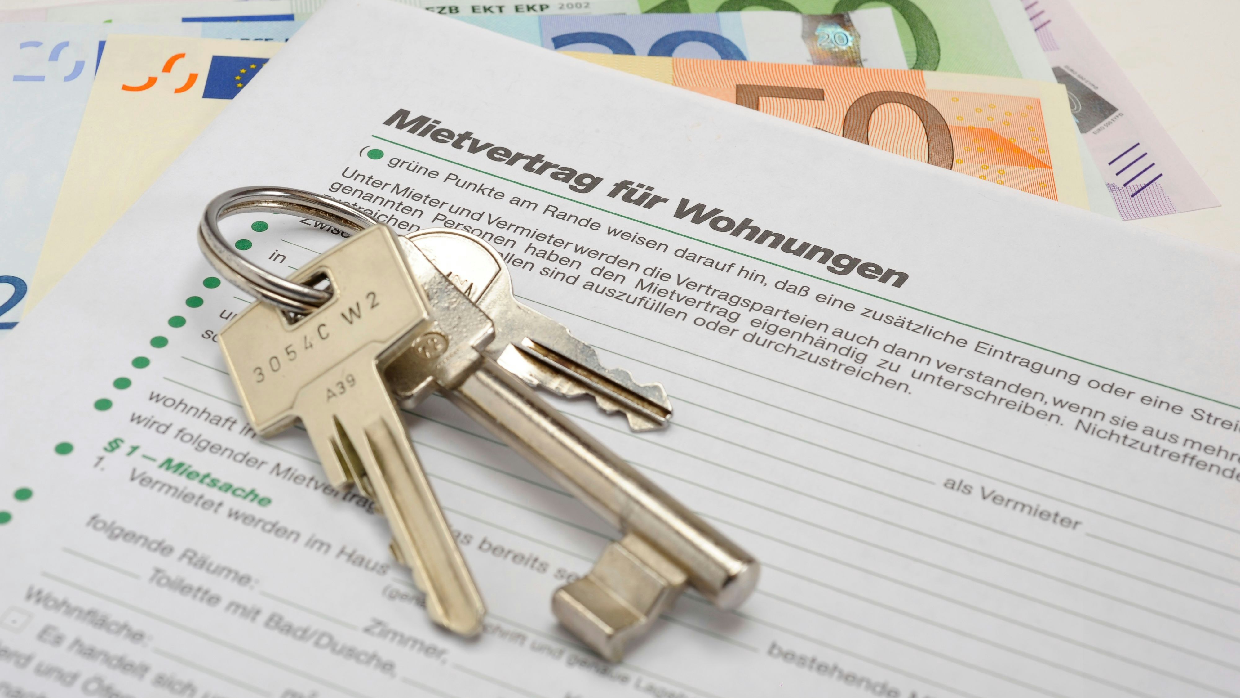 house key and rental contract for apartment - in German language: Mietvertrag für Wohnungen