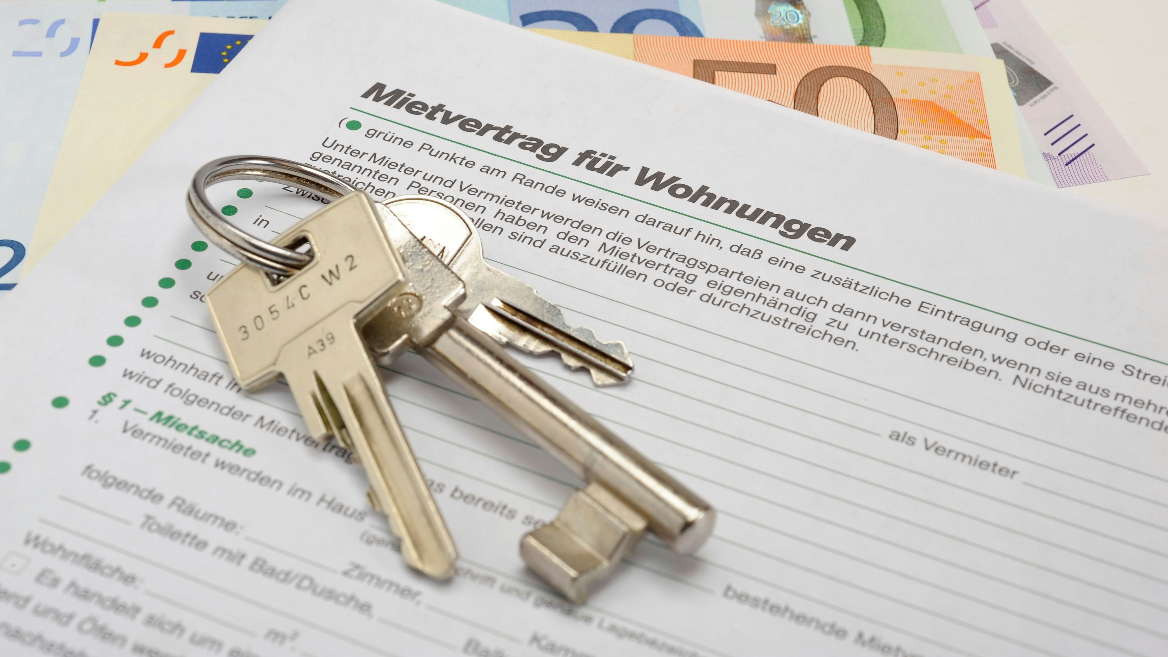 house key and rental contract for apartment - in German language: Mietvertrag für Wohnungen