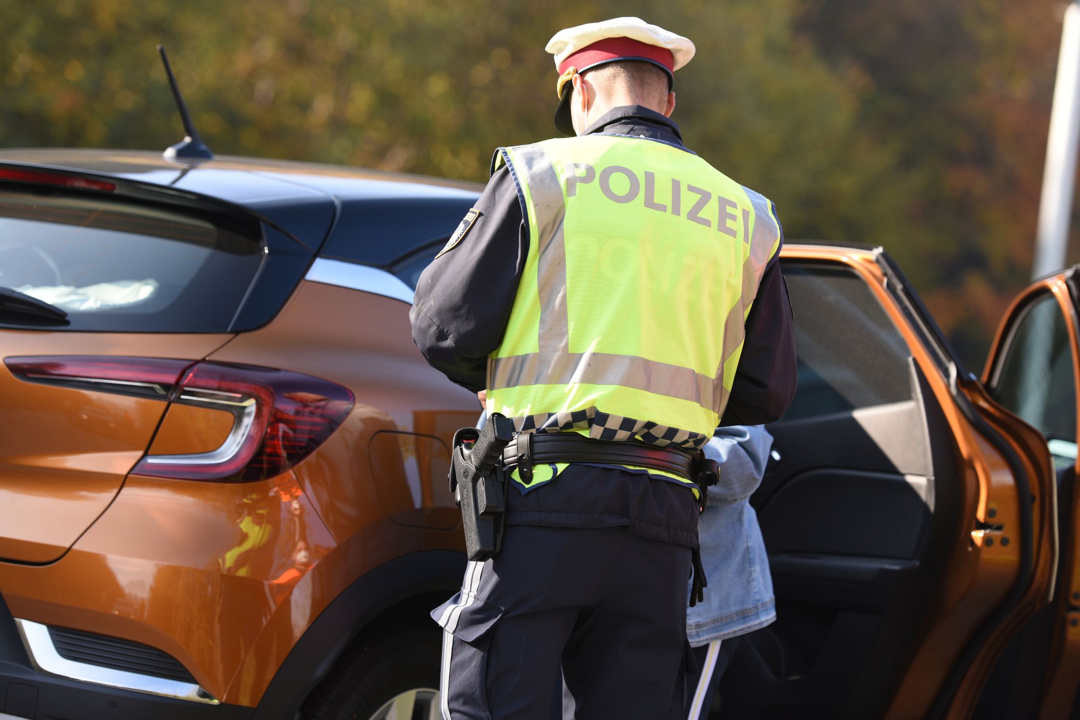 Der Polizei gingen in den Morgenstunden gleich zwei vollbesetzte Schlepper-Kleinbusse ins Netz.