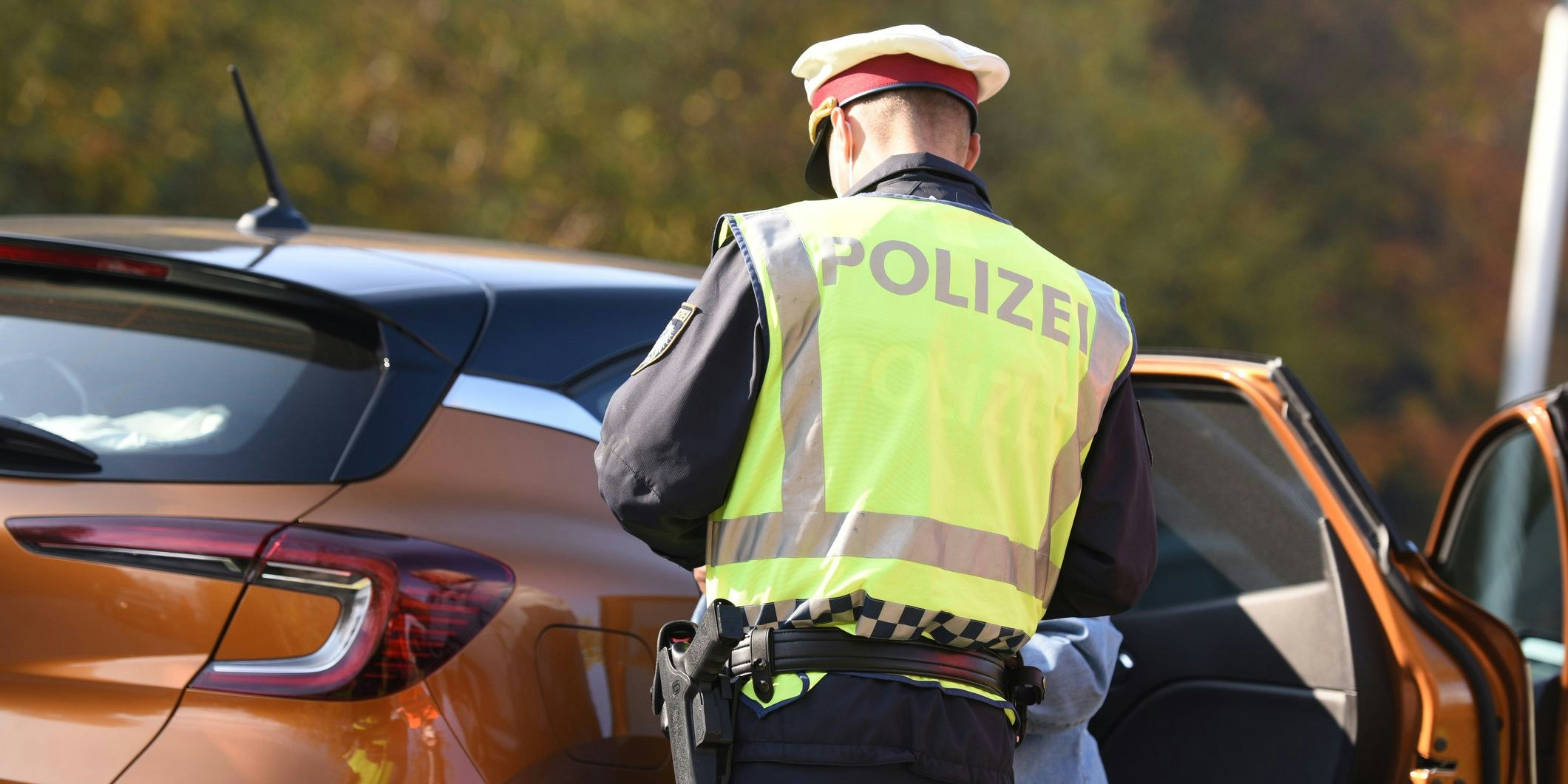 Noch während der Kontrolle wollte der Verdächtige vor der Polizei flüchten.