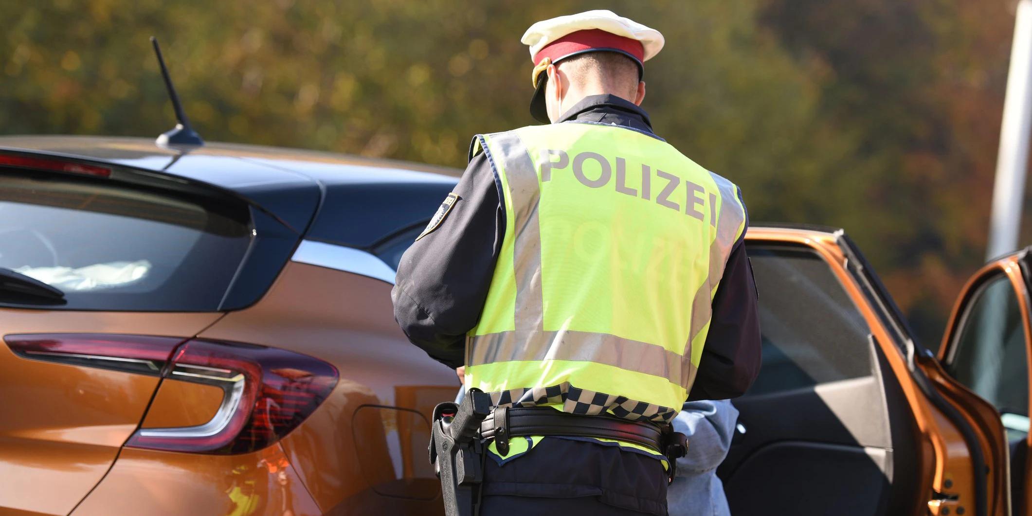Noch während der Kontrolle wollte der Verdächtige vor der Polizei flüchten.