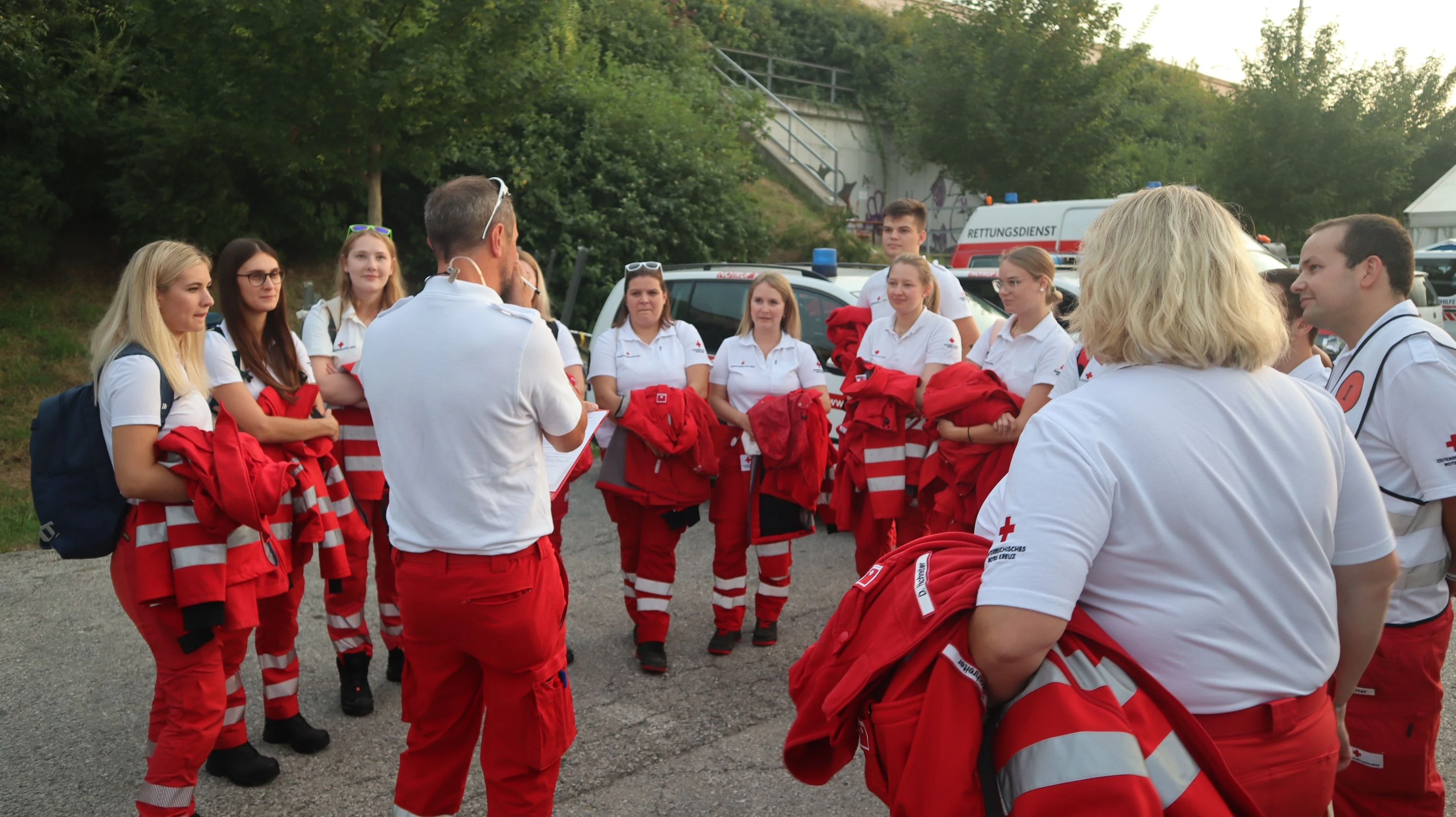 Ein Briefing für die Einsatzkräfte beim Roten Kreuz.