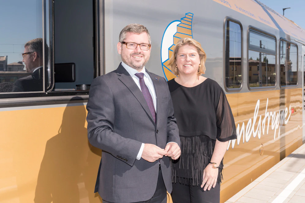 Mobilitätslandesrat Ludwig Schleritzko und Niederösterreich Bahnen Geschäftsführerin Barbara Komarek.