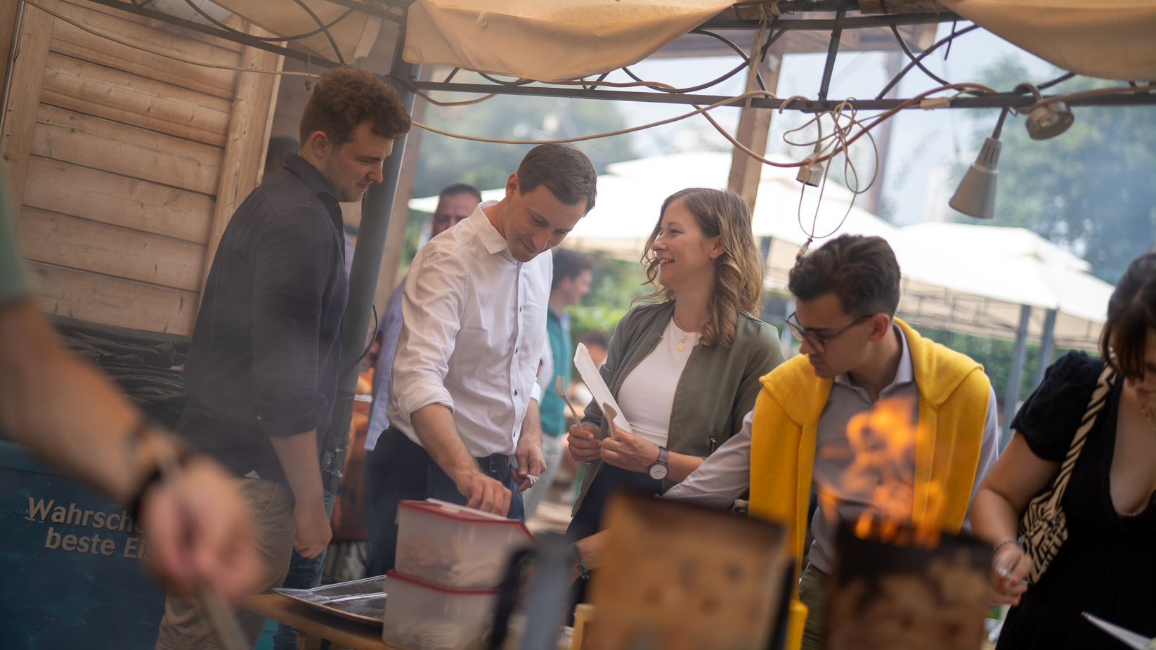 Raab, Marchetti und Plakolm beim Grillen am Segelstrand.