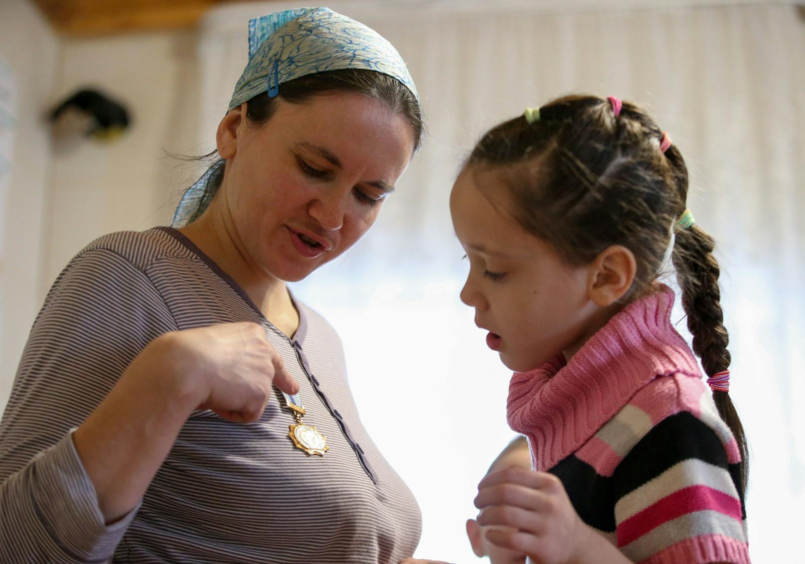 Mutter Lyudmila zeigt ihren Orden der "Mutterheldin".