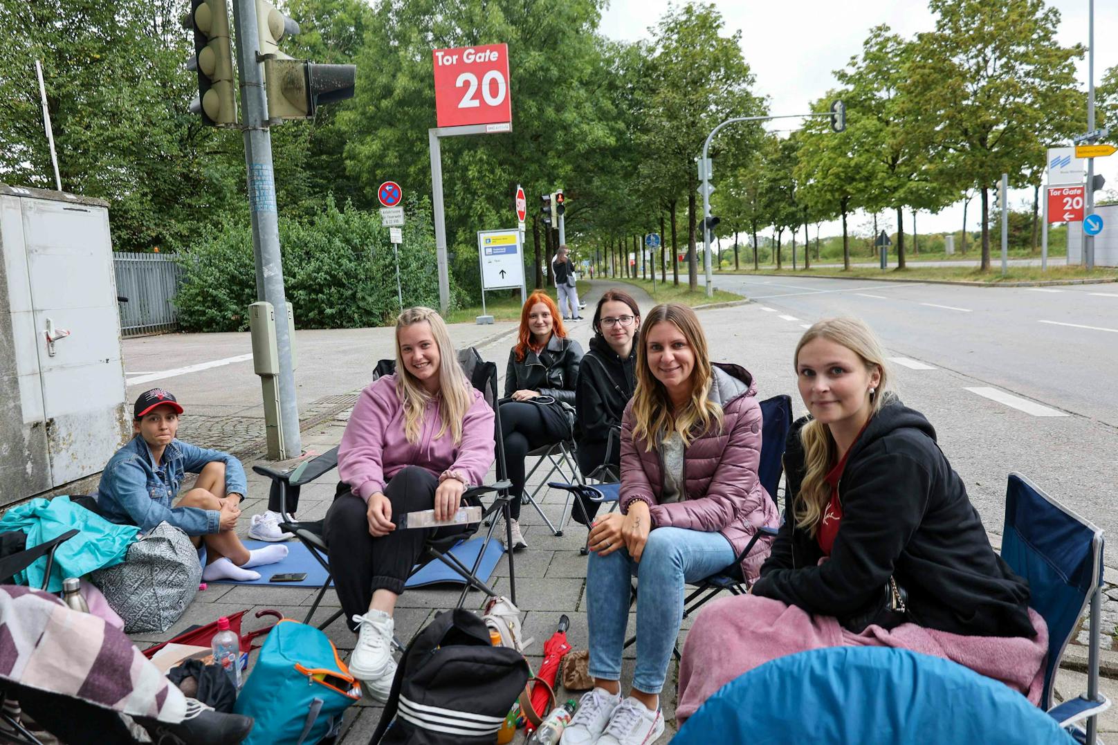 19.08.2022: Die jungen Fans freuen sich nach der langen "Atempause" endlich wieder Helen Fischer live zu sehen.