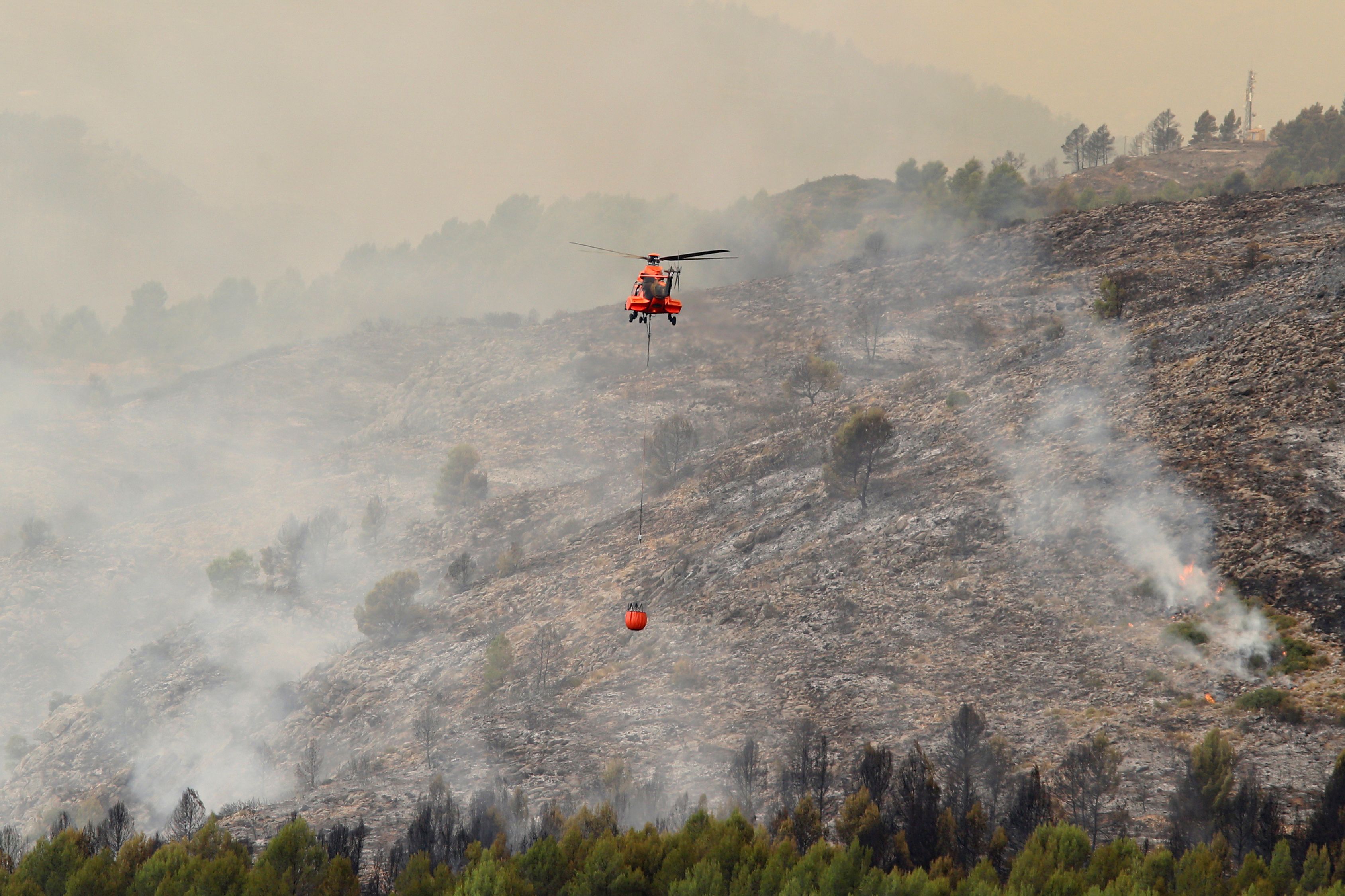 Ein Feuerwehrhubschrauber bekämpft einen Waldbrand in Viver, Ostspanien. Laut dem 