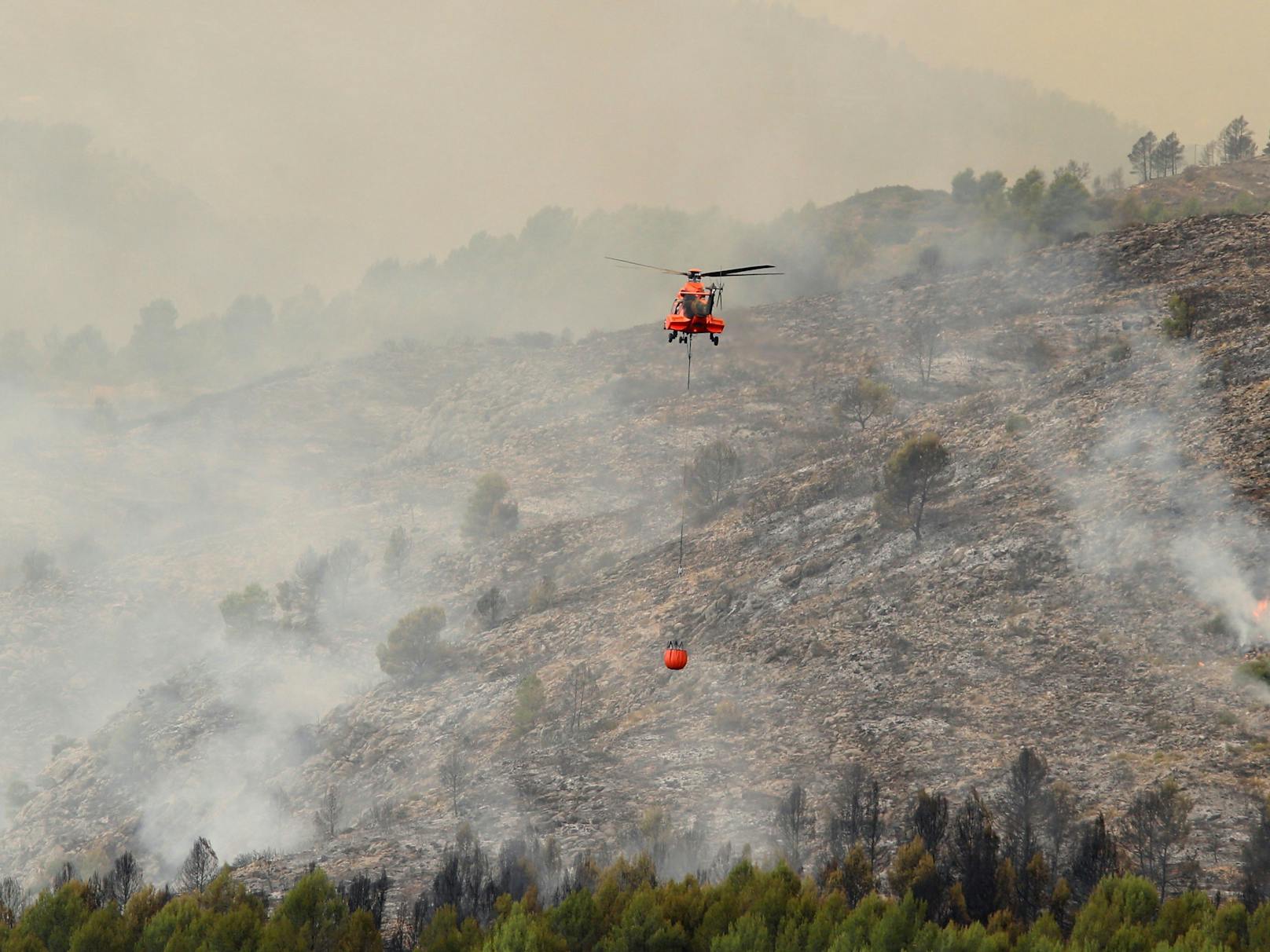 Ein Feuerwehrhubschrauber bekämpft einen Waldbrand in Viver, Ostspanien. Laut dem "European Forest Fire Information System" (Effis) sind in diesem Jahr in Spanien bisher 275.000 Hektar bei Waldbränden verbrannt. Das ist mehr als das Vierfache des Jahresdurchschnitts des Landes von 67.000 Hektar seit Beginn der Aufzeichnungen 2006.
