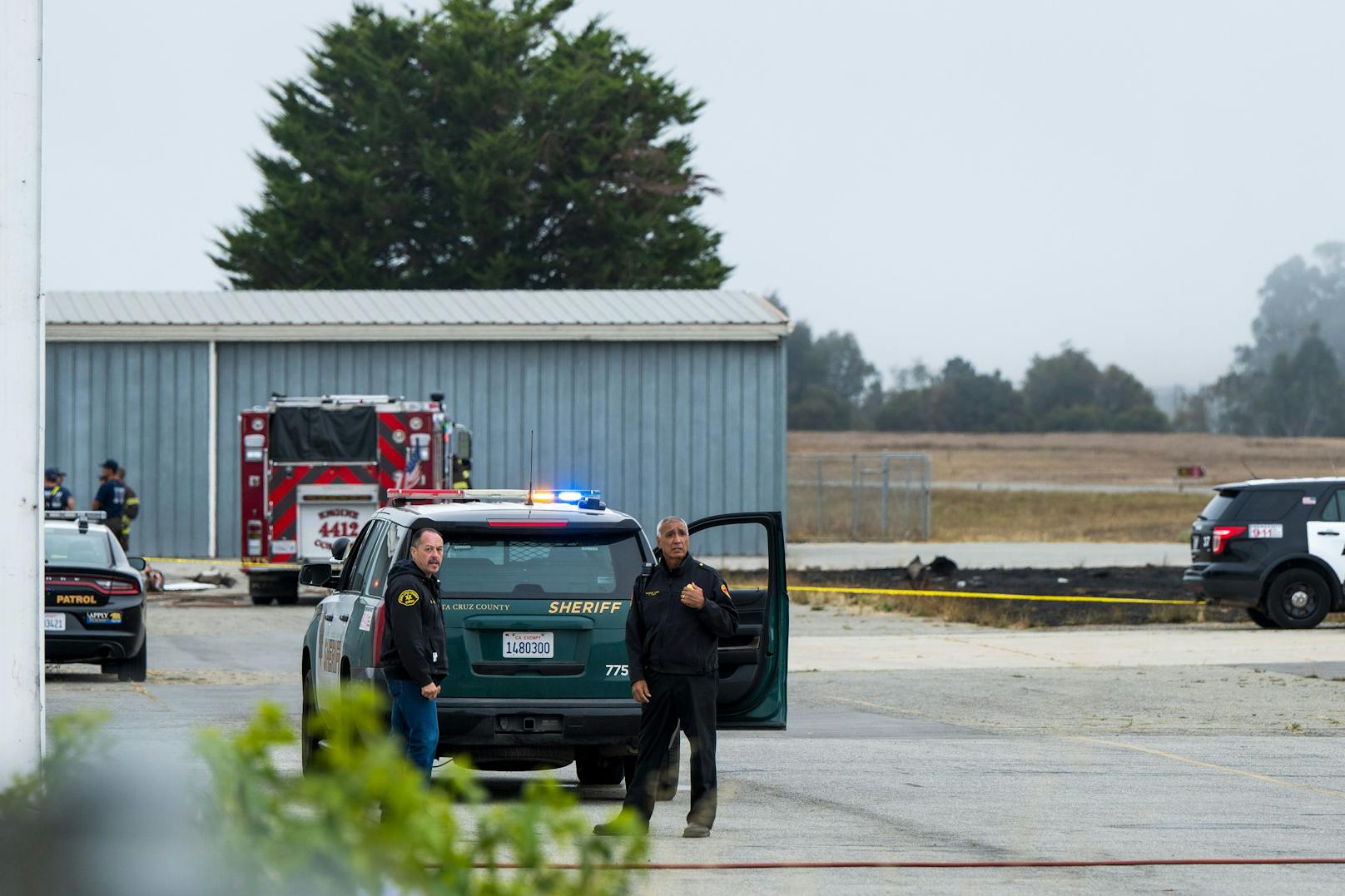 Eines der Flugzeuge krachte in einen Hangar neben der Landebahn, während das zweite Flugzeug auf einer Wiese neben dem Flughafen zum Stillstand kam.