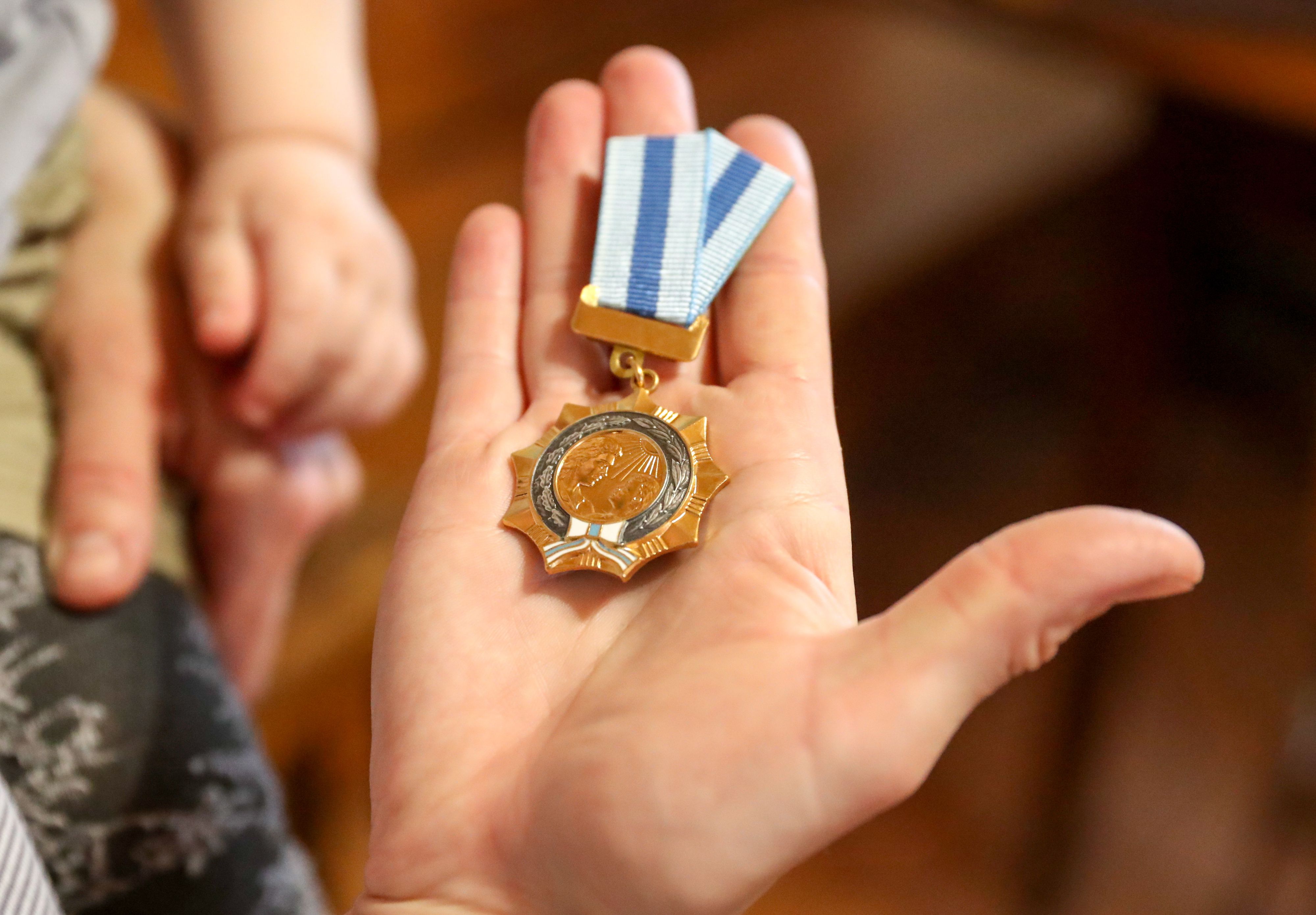 Mutter Lyudmila Ivanova aus Telekhany zeigt ihren Orden der "Mutterheldin".