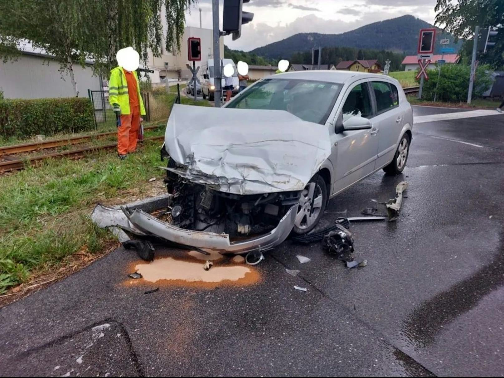 Das Auto wurde beim Unfall schwer beschädigt.