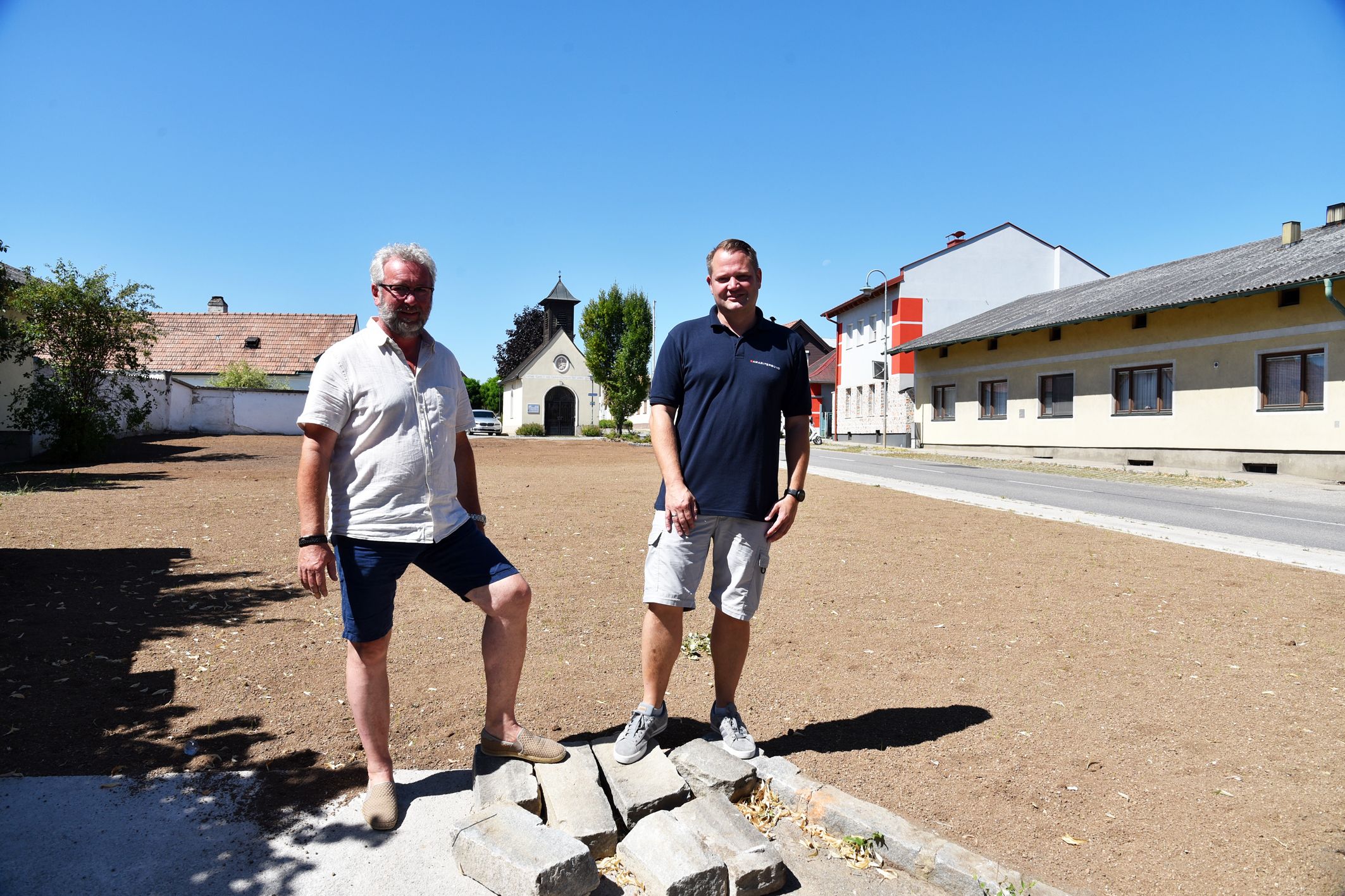 Vizebürgermeister Christian Samwald und Stadtrat Gerhard Windbichler auf der Erweiterungsfläche des Rohrbacher Dorfplatzes.