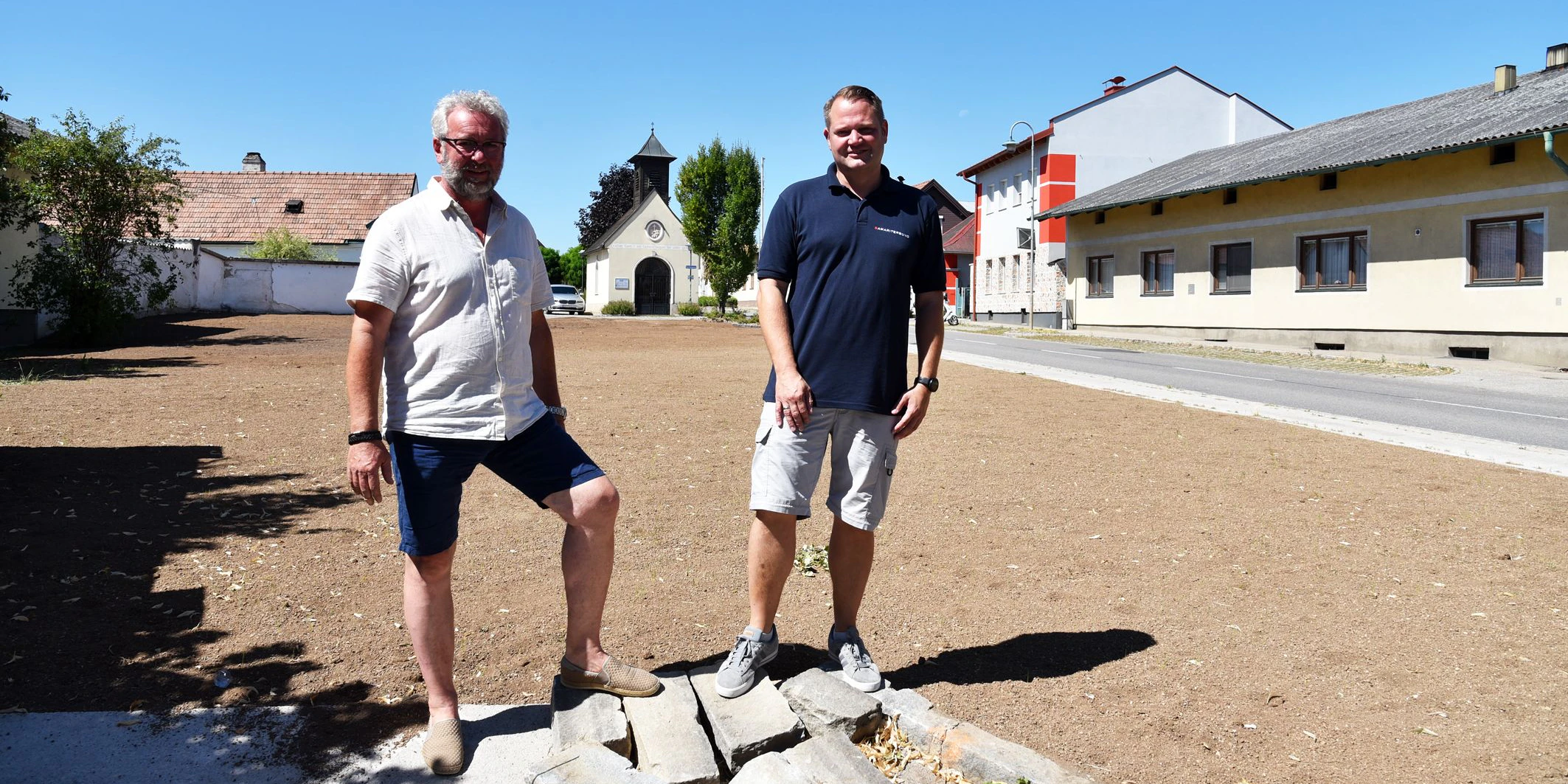 Vizebürgermeister Mag. Christian Samwald und Stadtrat Gerhard Windbichler auf der Erweiterungsfläche des Rohrbacher Dorfplatzes.