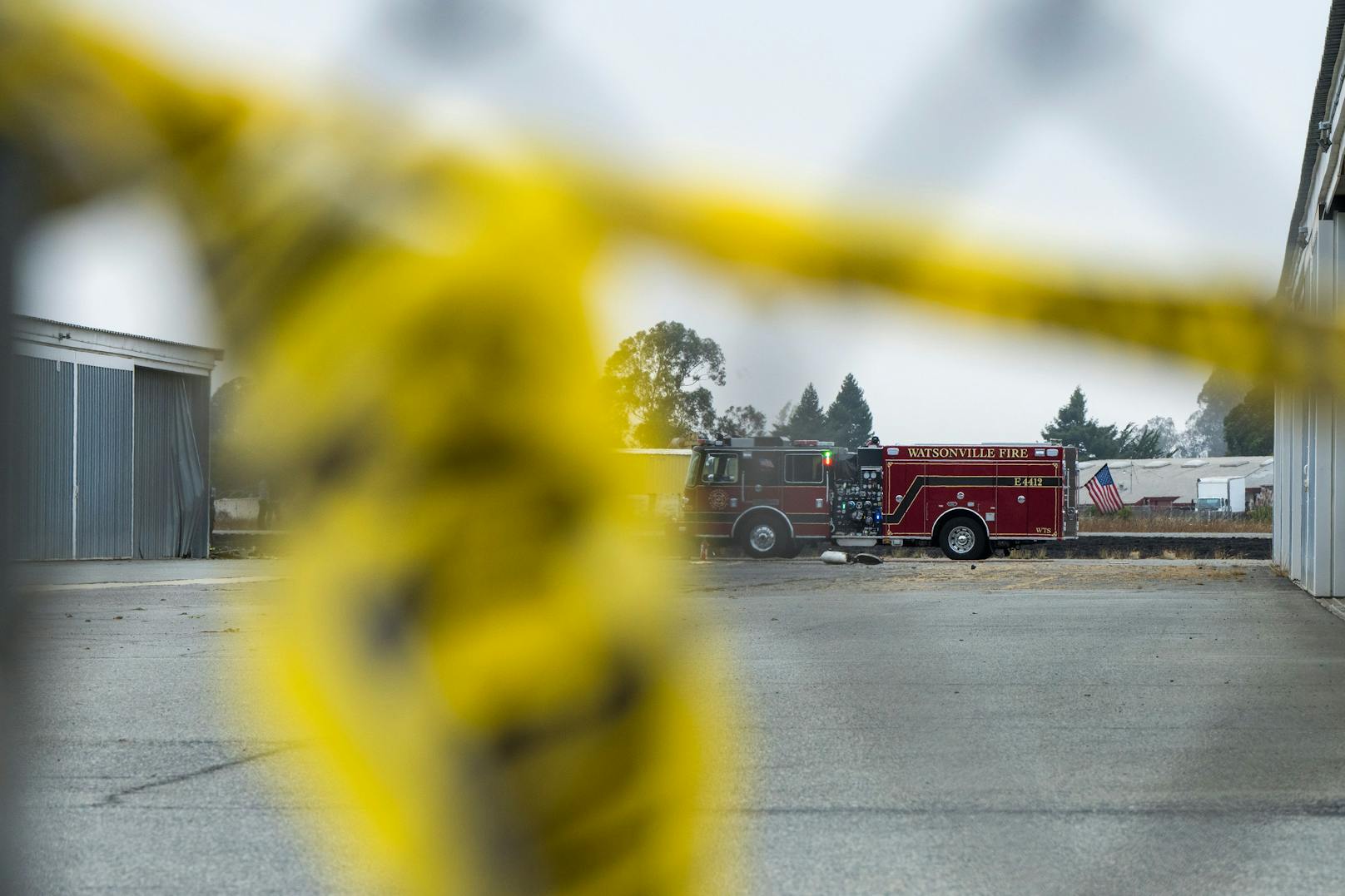 In einem Tweet teilte die Stadt Watsonville mit, dass sie um 14.56 Uhr (Ortszeit) eine Meldung über "mehrere Todesopfer" bei dem Absturz erhalten habe und dass eine Reihe von Behörden auf den Vorfall reagiert hätten.