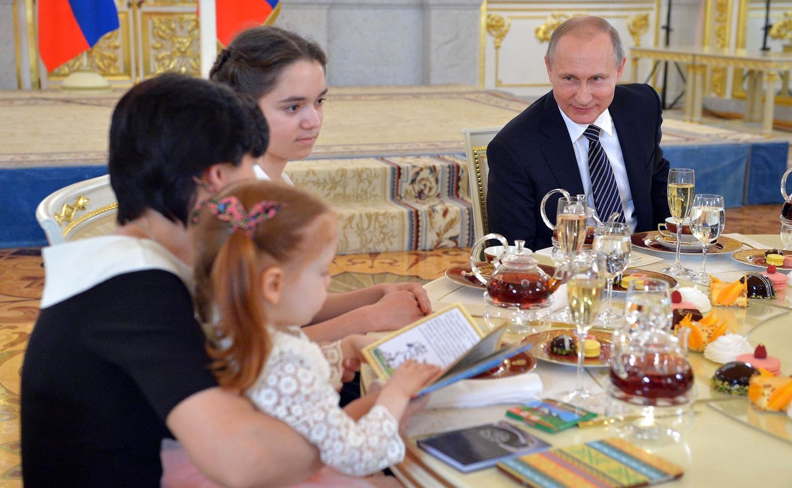 Im Idealfall bekommt eine Frau laut Putin rund 10 Kinder. Dafür werden sie finanziell entlohnt.