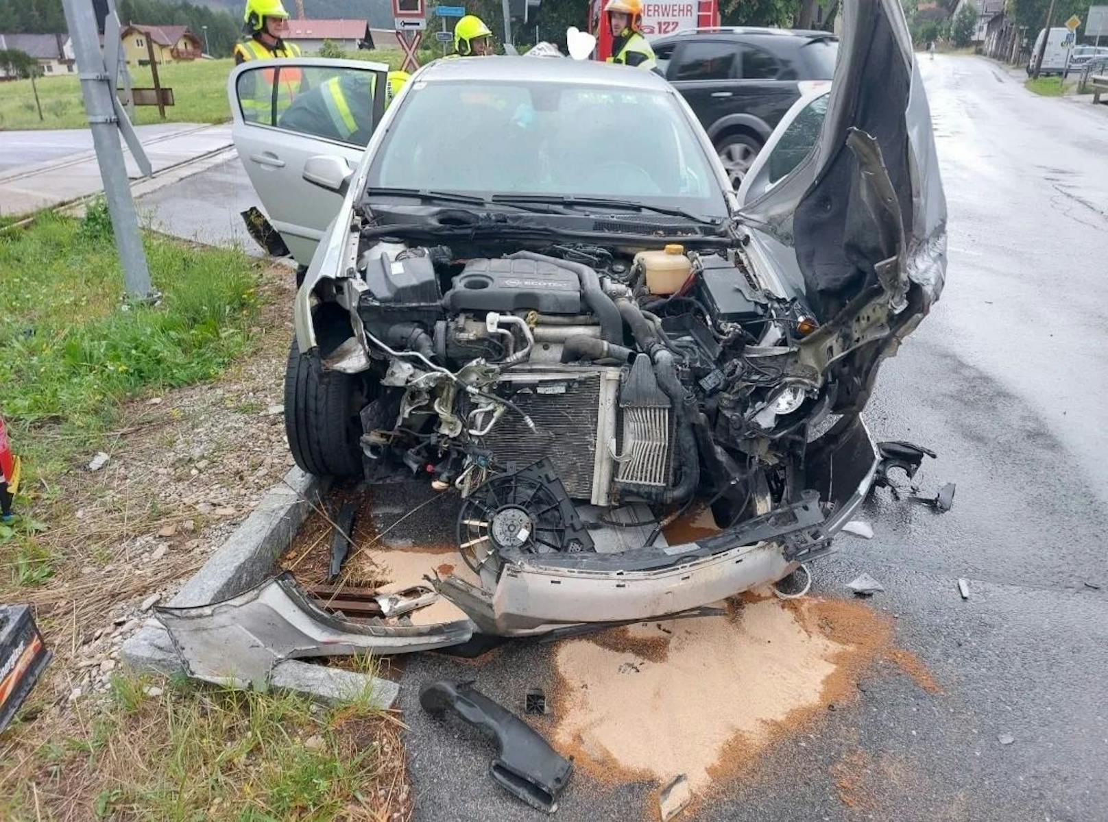 Das Auto wurde beim Unfall schwer beschädigt.