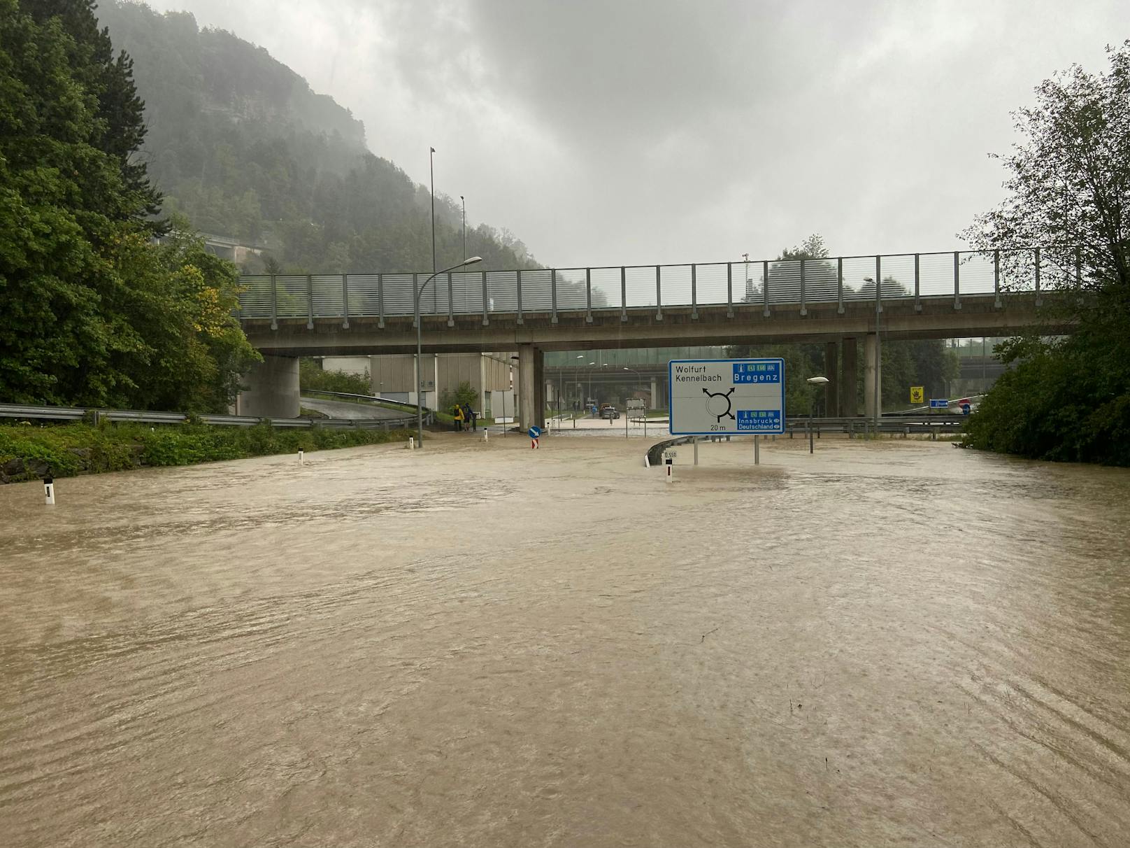 In der stark getroffenen Landeshauptstadt Bregenz standen ganzen Straßenzüge unter Wasser. Im Bild die Autobahnauffahrt Wolfurt.