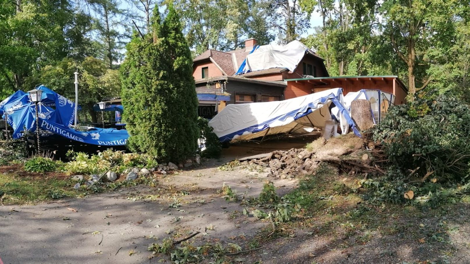 Mehrere Häuser hinterließ das Unwetter mit teils schweren Schäden.