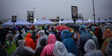Im Regen – erste Helene Fischer-Fans schon eingetroffen