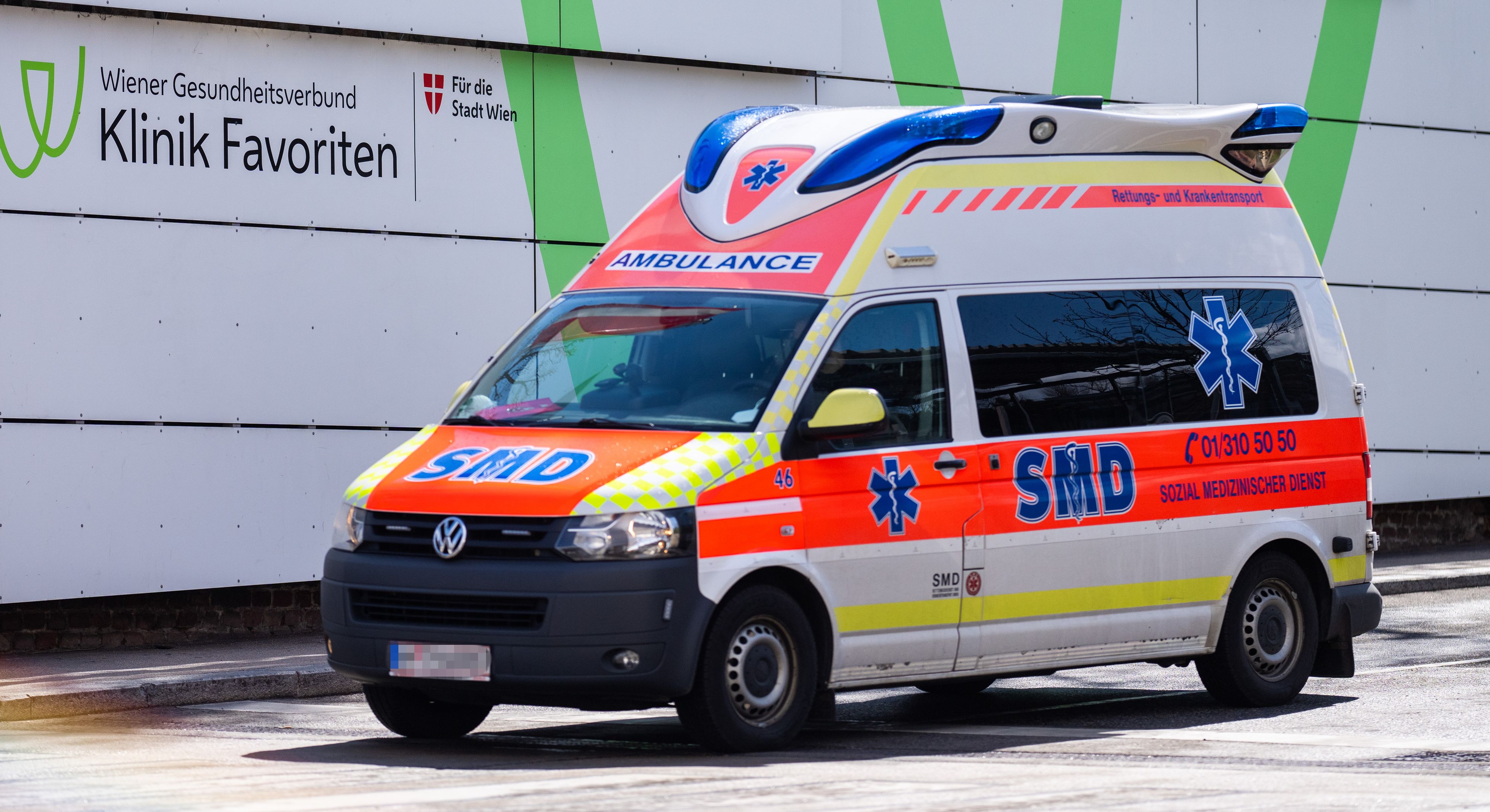 Download von www.picturedesk.com am 20.08.2022 (15:01).  ABD0050_20210408 - WIEN - ÖSTERREICH: ++ THEMENBILD ++ Ein Rettungswagen bei der Auffahrtsrampe zur Klinik Favoriten (ehemals Kaiser-Franz-Josef-Spital); aufgenommen am Donnerstag, 08. April 2021. - FOTO: APA/GEORG HOCHMUTH - 20210408_PD2062 - Rechteinfo: Rights Managed (RM)
