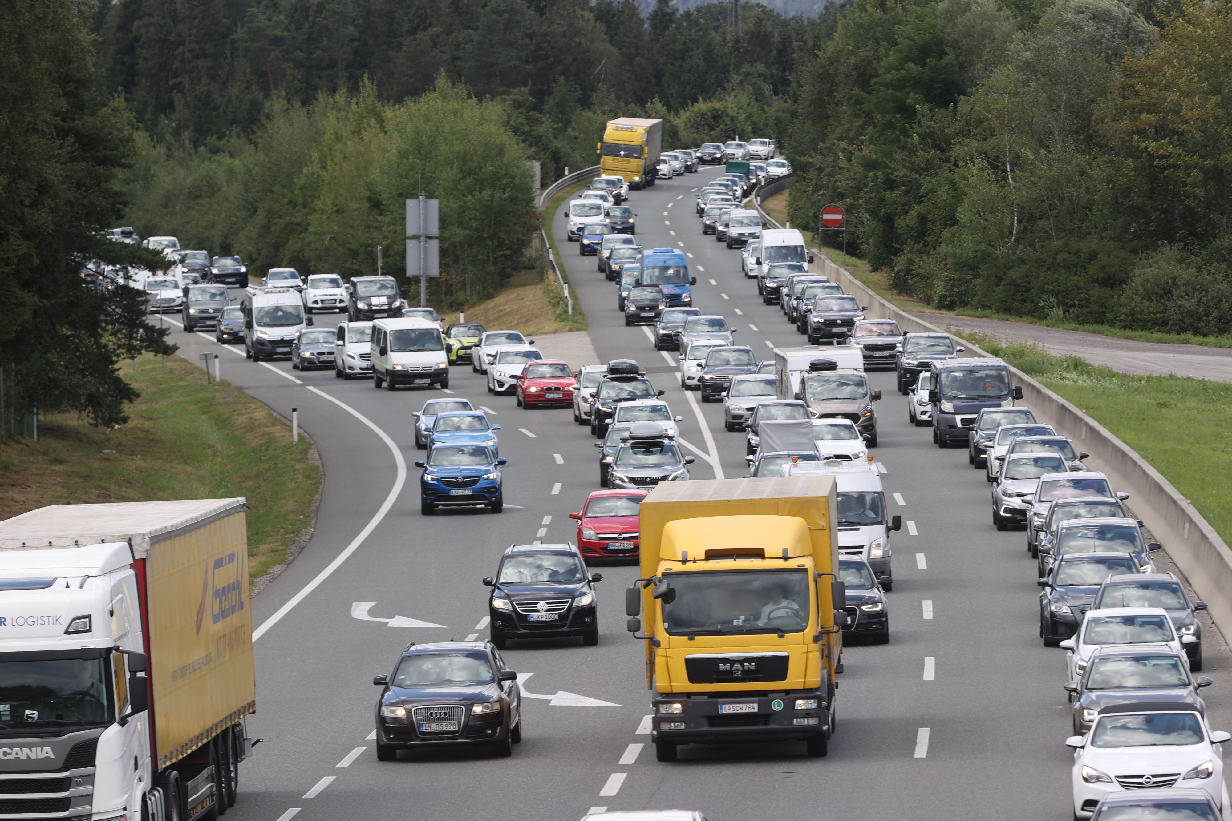 Der Urlauberschichtwechsel sorgte für einen massiven Stau am Grenzübergang Walserberg (Archivbild).