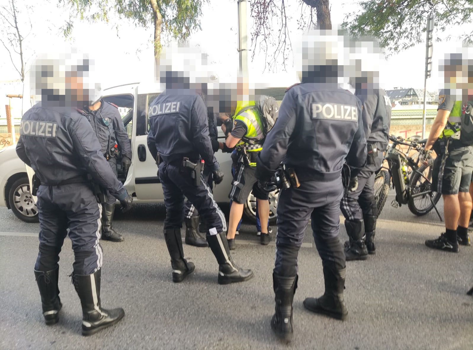 Alko-Lenker schlägt Polizisten bei Rad-Demo ins Gesicht﻿