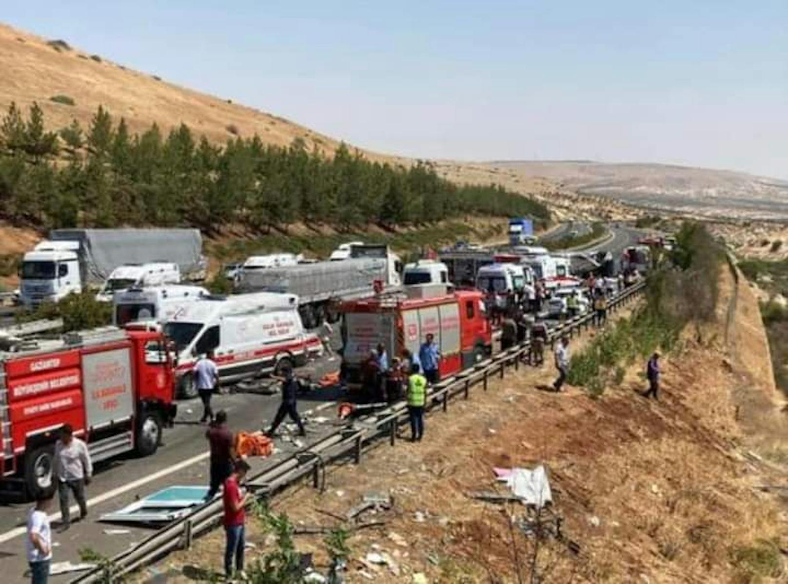In der Türkei ist es am Samstag zu einem schweren Verkehrsunfall gekommen.