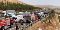 Bus knallt in Rettungswägen – 16 Tote bei Mega-Crash