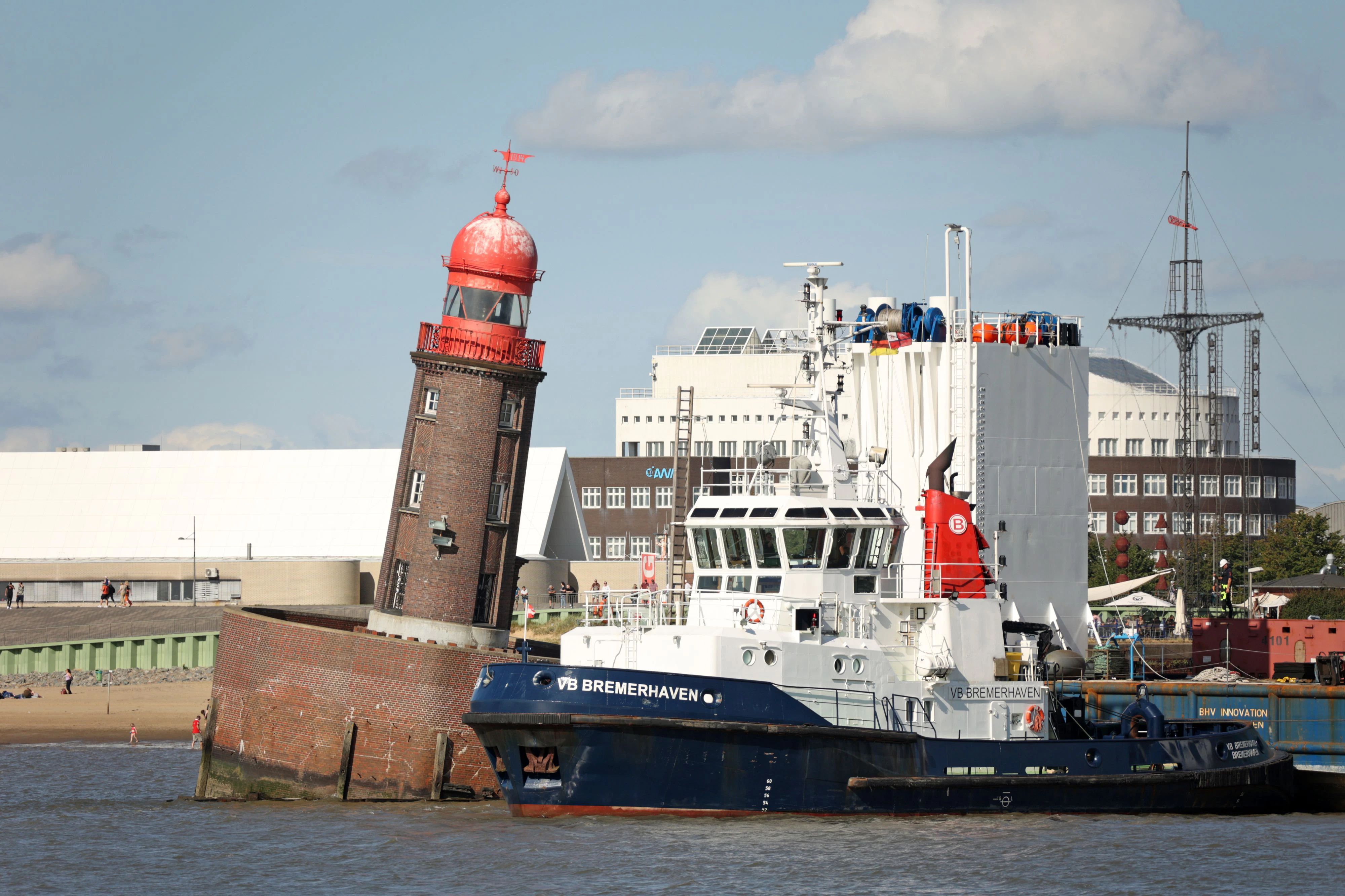 Download von www.picturedesk.com am 20.08.2022 (20:03).  20 August 2022, Bremen, Bremerhaven: The subsided Mole tower in Bremerhaven. In the night to Thursday, the north pier, at the top of which stands the beacon with the red head, had sunk, whereby the tower, which is about 20 meters high, got into a threatening inclination. Photo: Markus Hibbeler/dpa - 20220820_PD6563 - Rechteinfo: Rights Managed (RM)