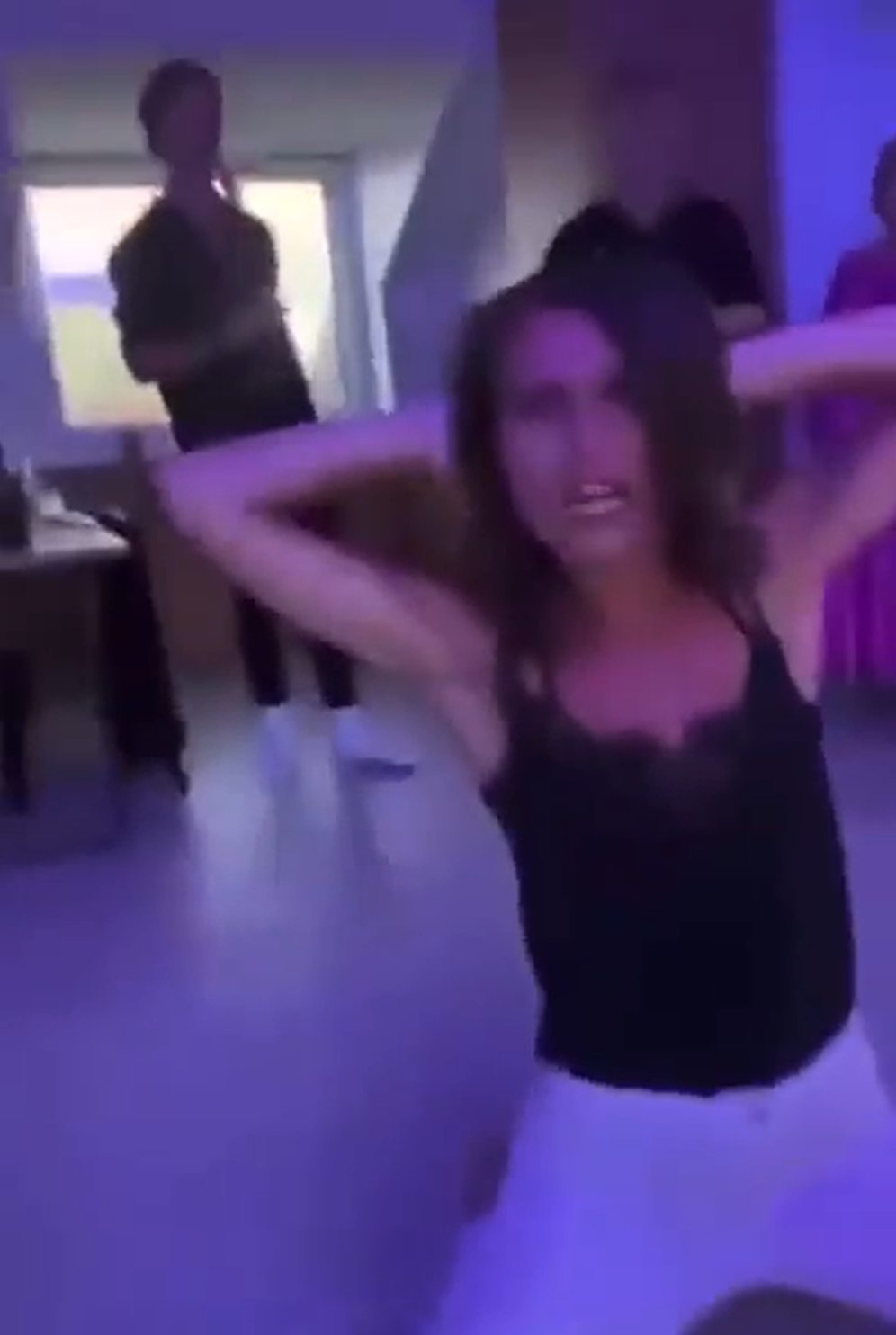 Videos von einer Privatparty zeigen die finnische Ministerpräsidentin Sanna Marin tanzend, singend und feiernd. Nun steht sie in der Kritik.