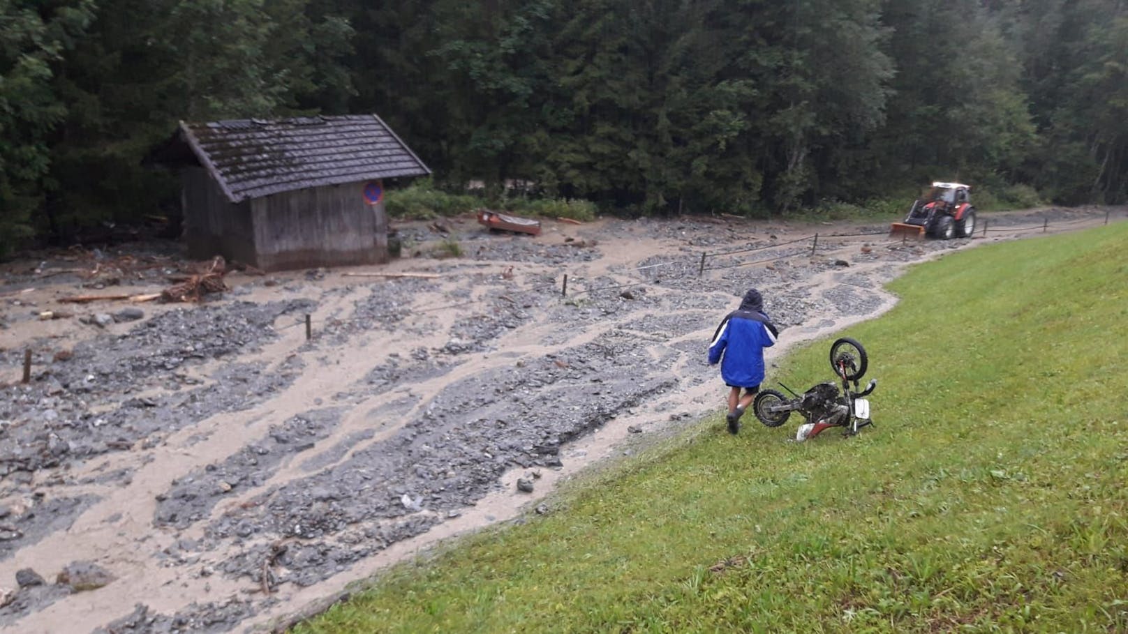 In Auffach in der Wildschönau (Bezirk Kufstein) verlegte ein Erdrutsch am Freitag eine Gemeindestraße auf einer Länge von 100 Metern.