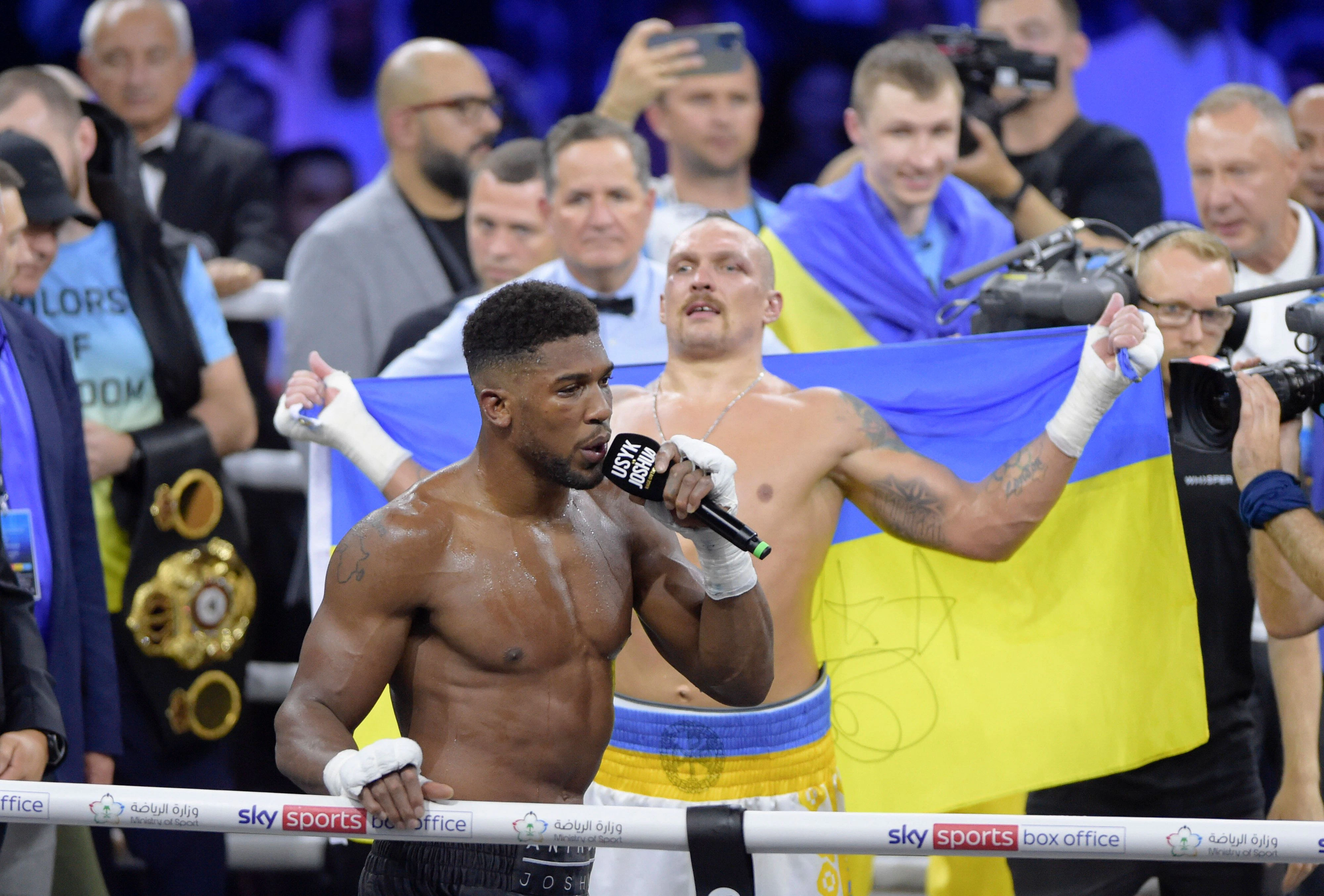 Anthony Joshua schnappt sich nach der Niederlage gegen Oleksandr Usyk das Mikro.