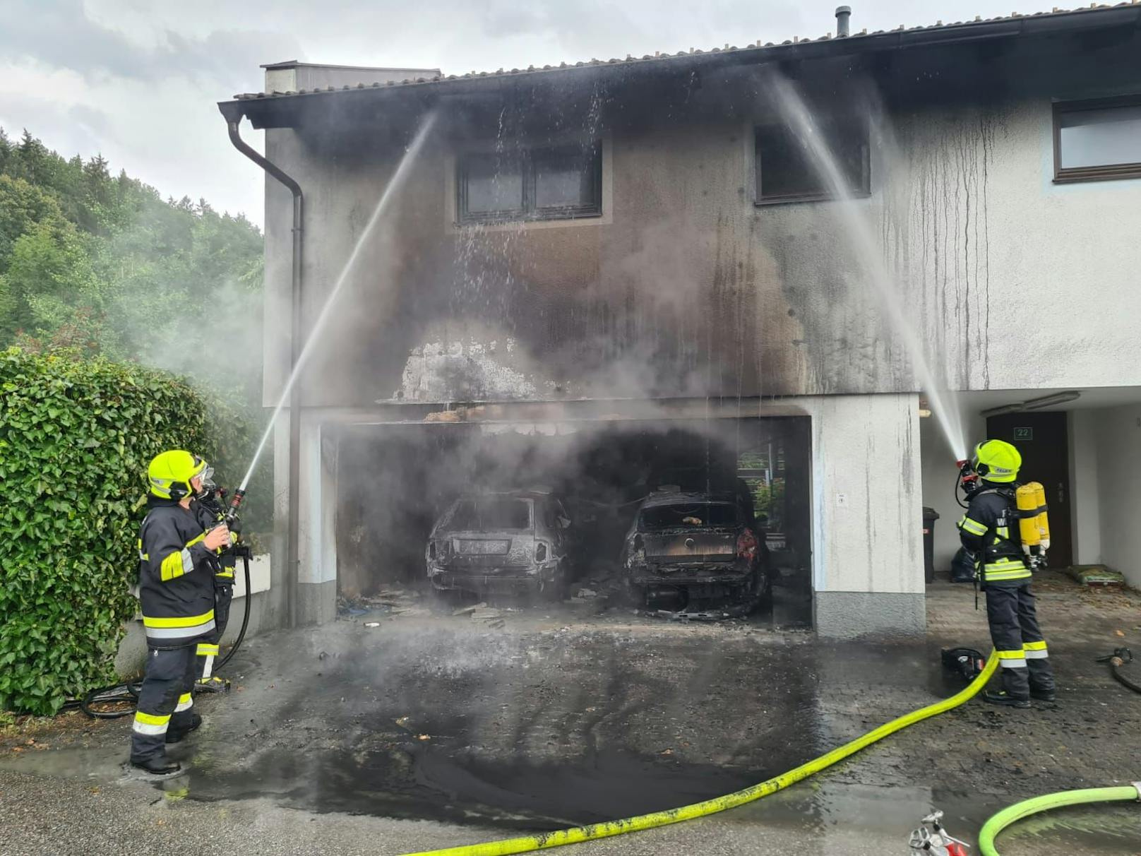Wohnhausbrand in Gloggnitz: Ein Feuerwehrmann bei Einsatz verletzt