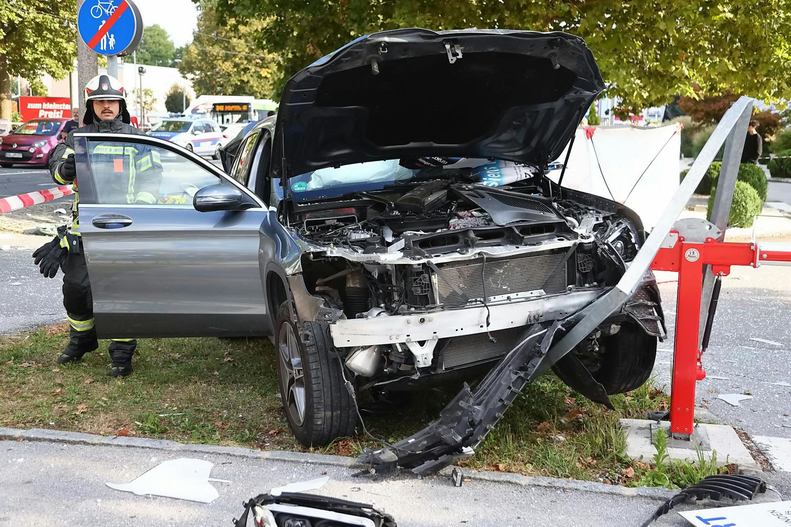 Das Fahrzeug fuhr in den Gastgarten eines Schnellrestaurants, rammte dann mehrere Verkehrszeichen und blieb in der Zufahrt zu einem Sportgeschäft schließlich stehen.