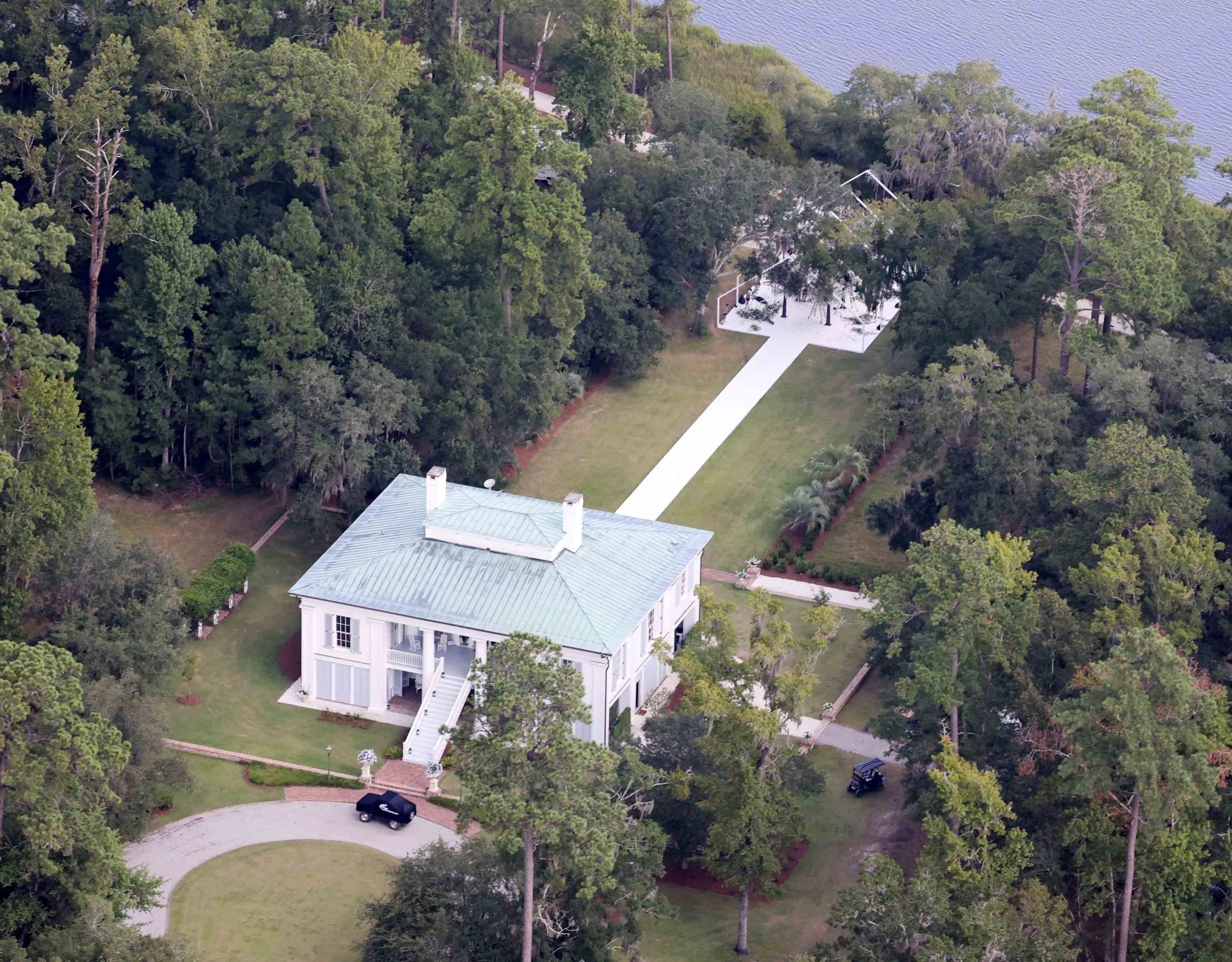 Die Villa wird auf die Hochzeit vorbereitet.