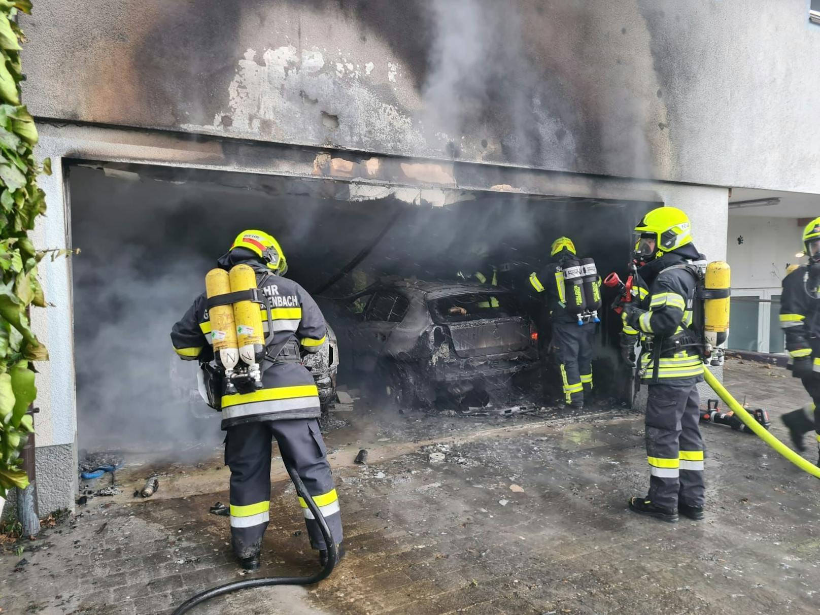 Wohnhausbrand in Gloggnitz: Ein Feuerwehrmann bei Einsatz verletzt