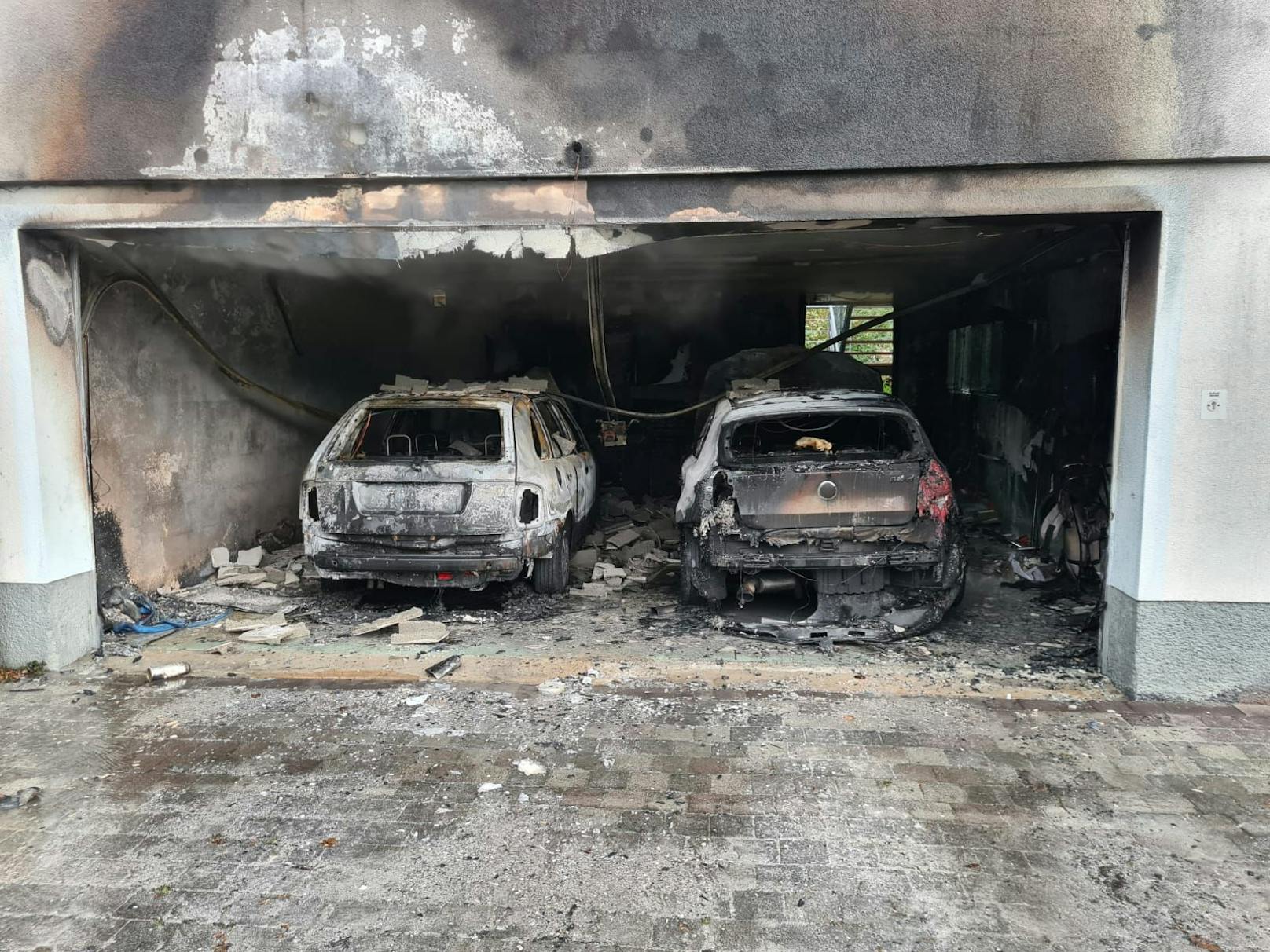 Zwei Autos wurden ein Raub der Flammen.